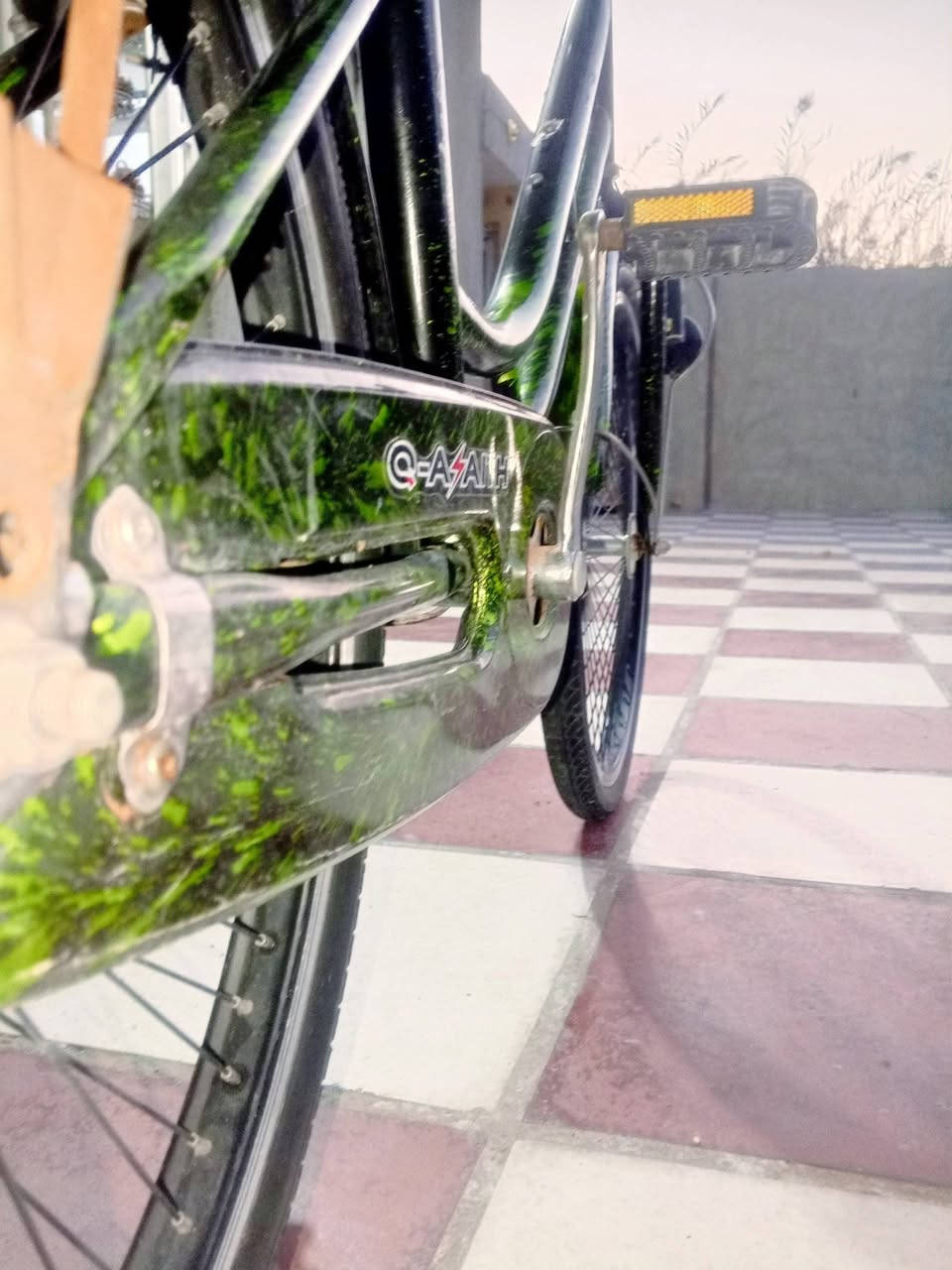 سلام عليكم ورحمه الله وبركاته اخواني باسكل للبيع نضيف موديل 22 نقشه حلوه دبل سيم حجم  25 الستفسار اكثر*********** السعر بلاش 75 وبيه مجال
