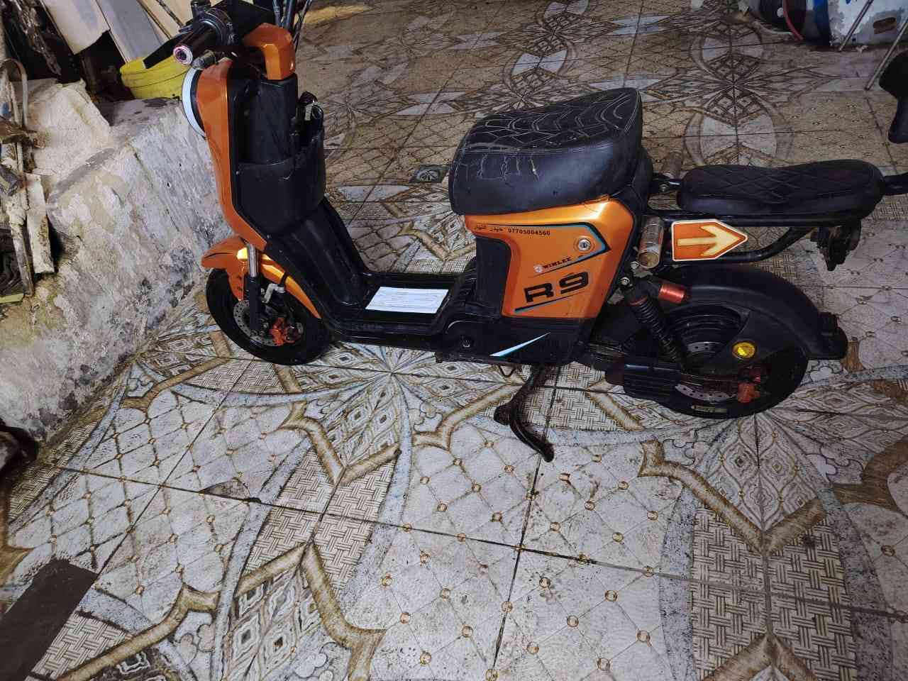 السلام عليكم دراجه شحن للبيع كلشي كامل فقط بطاريتين واقفات سعر 350 رقم ***********
