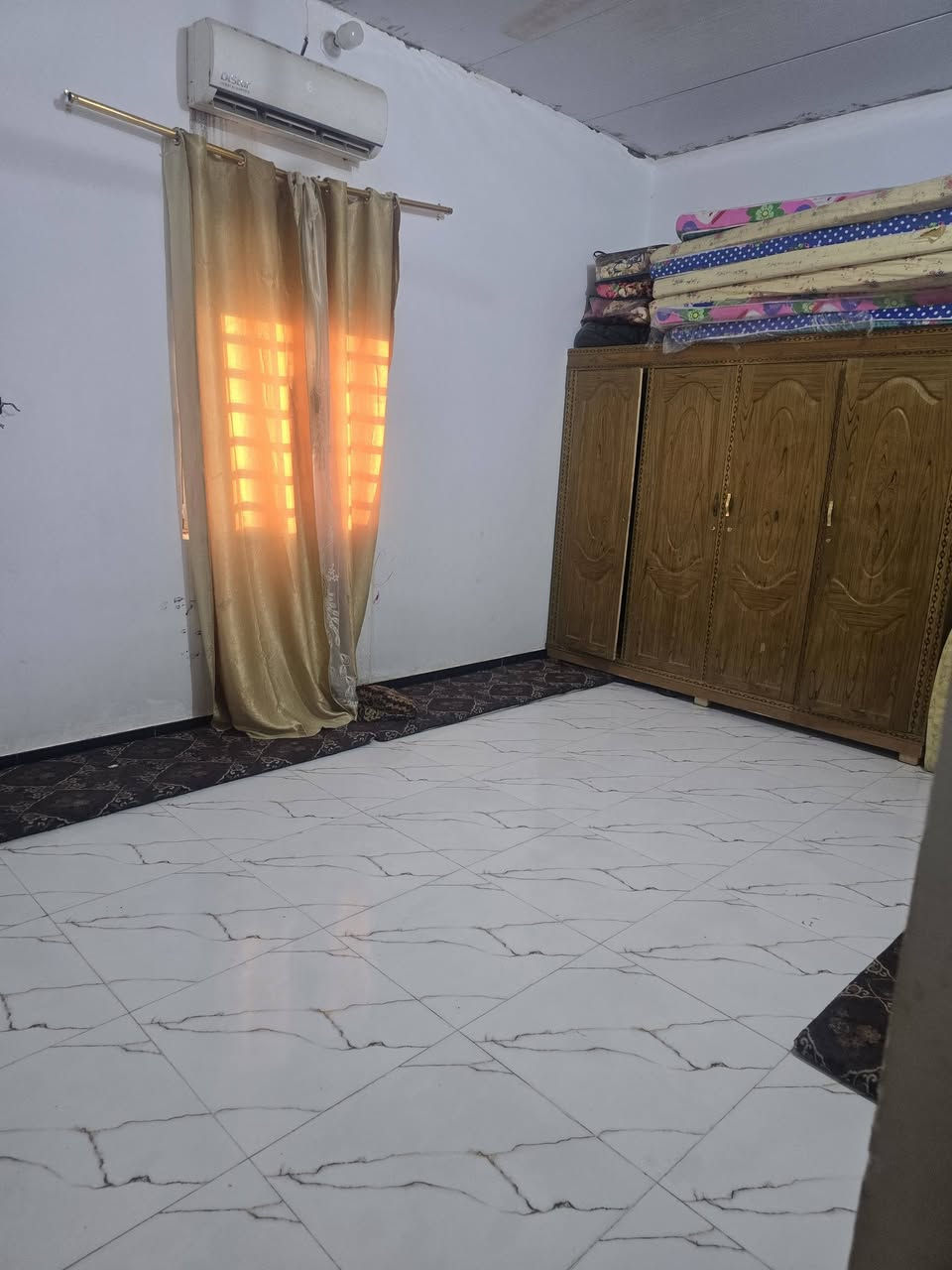 بيت زراعي للبيع خلف المدينه المائيه قرب حسينيه حجي باقر المرياني مساحة الرض ٦٥٠ متر مساحة البنيان ٢٠٠ متر يتكون من ثلاث غرف + صاله × ديوان× حمام داخلي× مطبخ البيت كله سيراميك سقف سندويج ٥٠ وبيه مجال ***********
