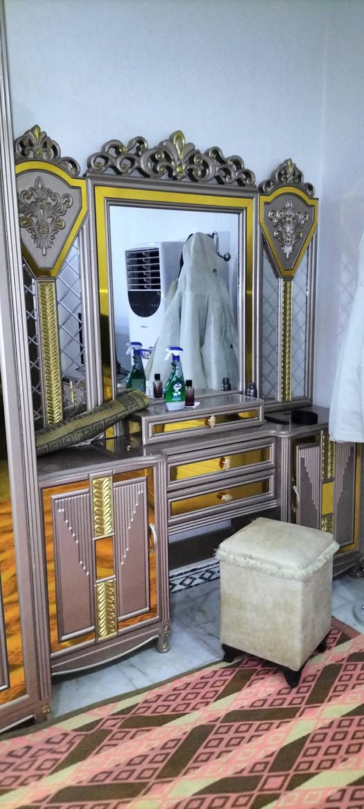 سلام عليكم 
غرفة عراقيه تصميم تركي جديدة بالجيس غرفة ضخمة ابد ما ممسوحة شازلون مخزن غرفة مال زواج مكاني نجف سعر ١٦٠٠ رقم الموبايل 
***********
