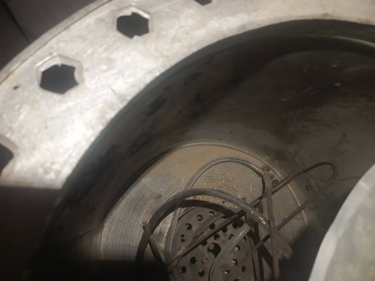 تنور غاز شغال بدون منظم وصونده والله خبزي وحدي بسسس خبزتو بينو اخذتونو ب٩٠ ابيعو ب٥٠ ...ومغلف بصوف زجاجي يعني خارجو ابد مايحمى ...عنواني موصل حي التحرير للتواصل ***********
