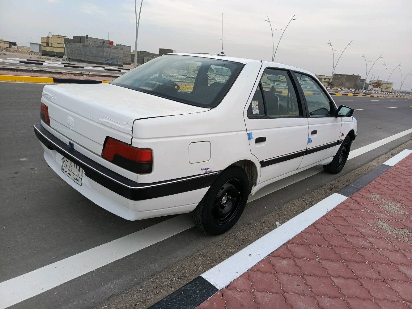 السلام عليكم بيجو 405 موديل 2012 رقم بصره سنويه مجدده لغاية 2028 
السياره مكفوله من الضربه والتبديل ماعدا البنيد طاير ومبدله والقديم موجود عندي.
السياره جاهزه كير محرك حداده تخم تااير جديد.. درايم شفتات كاملات زوج جدد توني امبدلهن... دواخل جديده كهربائيات كلهه شغاله.. السياره احلى من الصور وصفاحهه شرط موس.. ترايهه وين مايعجبك وراعيهه يريد تحويل.. مكاني بصره القبله السعر 38 وبيهه مجال بصيط للشراي