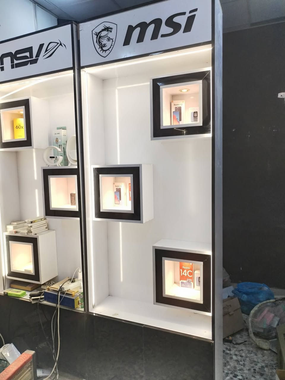 للبيع سعر الفاترينة 110 نظيفات خشب تركي درجة أولى والميز سعره 150 مكاني بابل ***********
