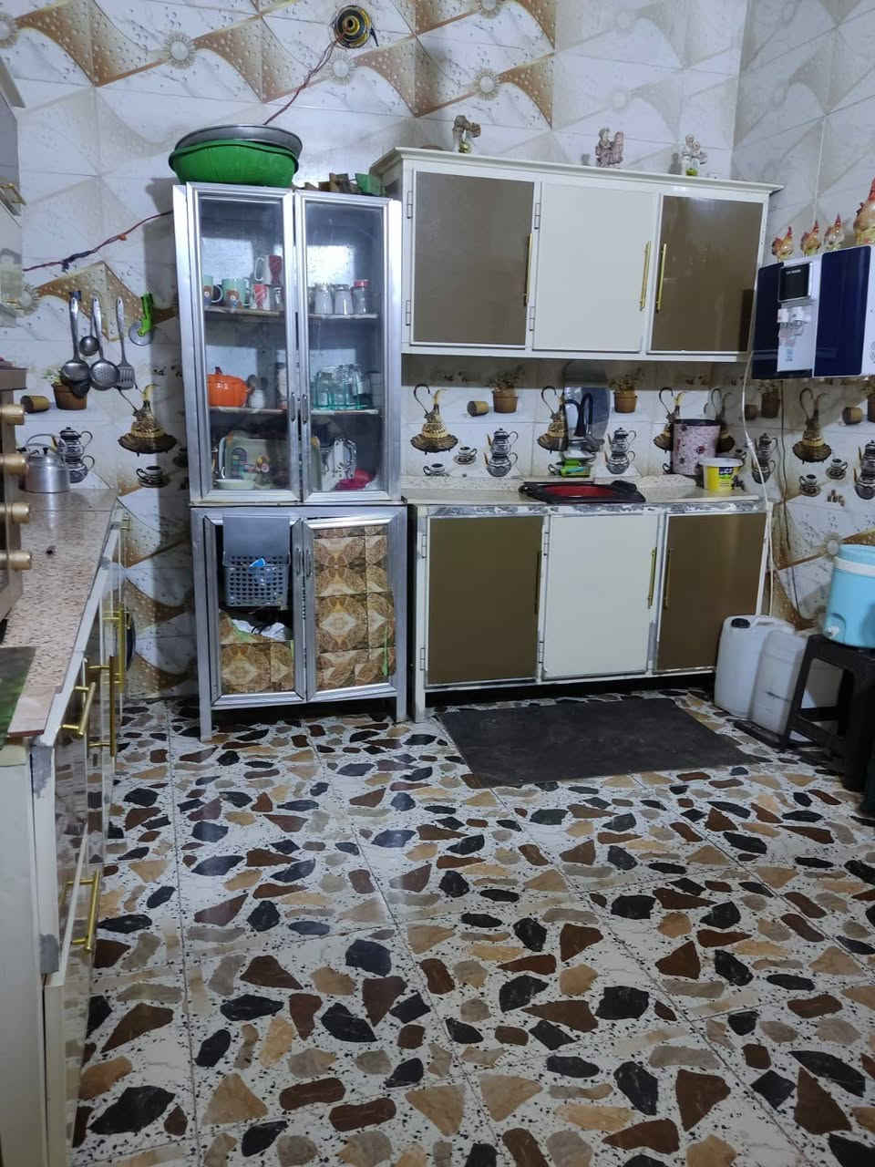 بيت في منطقه سيد خضير زراعي مساحته 270  وبي وصل تطويب مبني بي 4 غرف وصاله ودوانيه 8 امتار
وصحيات الغرفه الرابعه عوزهه لبخ ومطبخ كله سراميك ليفوك بي خطين كهرباء ومولد خط ذهبي خدمات متكامله ومدارس يمه السعر البيت 35 مع تفاوض للستفسار الاتصال ***********
***********
