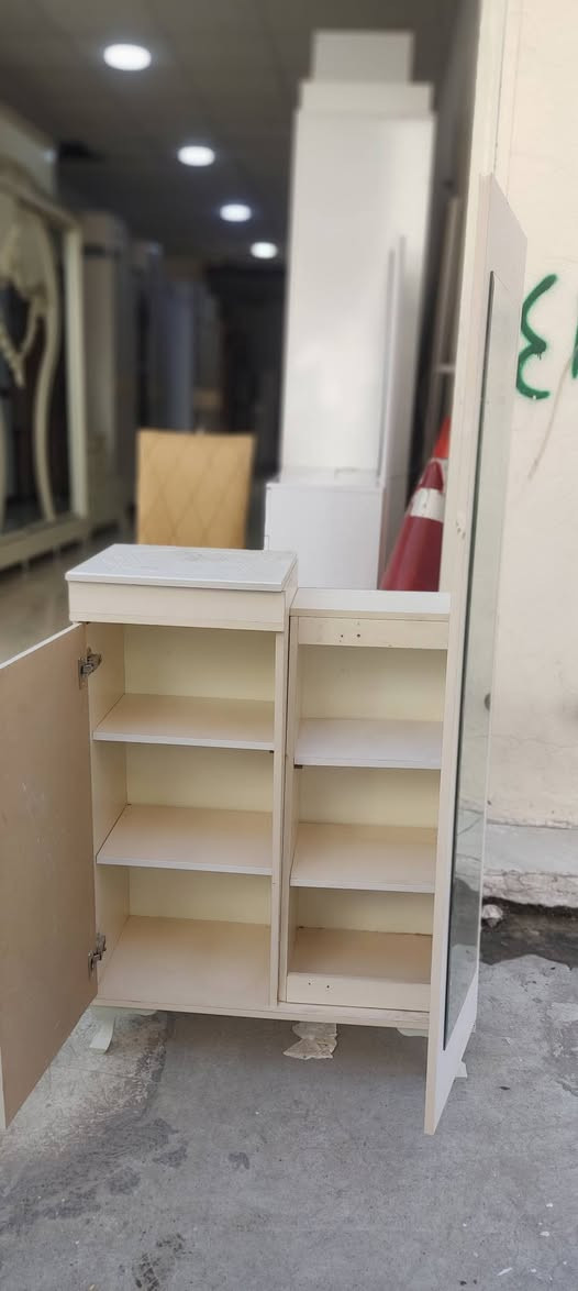 فرۆشتنی خێرا
قفڵی 30هه زارە بێ معمله 
کێ وو هات پیرۆزی بێت
پێشنگاي سە یوا پاڵاني 
کە لار ناو بازاڕ 
***********
