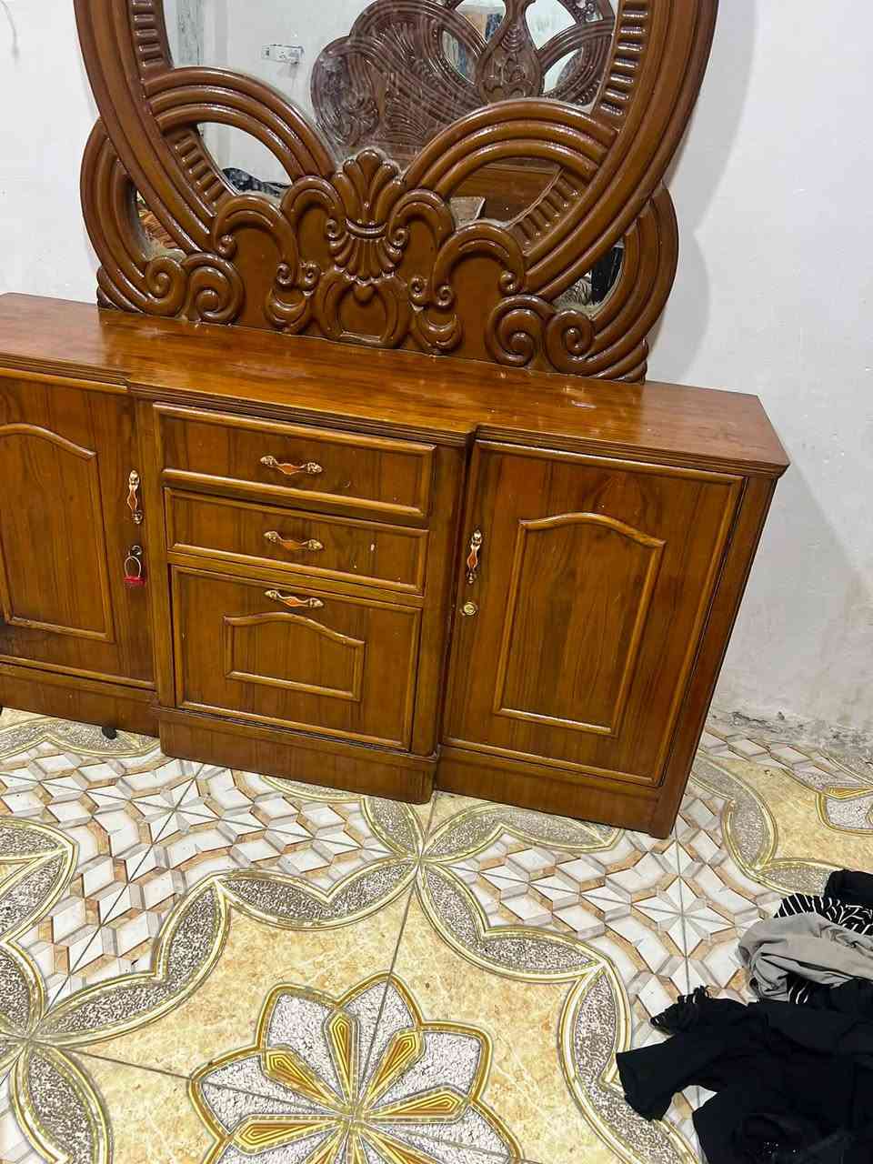 غرفه نوم صاج 6 قطع الكنتور 5 ابواب الغرفه مستعمله بس نضيفه السعر مليون وبيها مجال،،،،،،  الرقم الهاتف ***********
