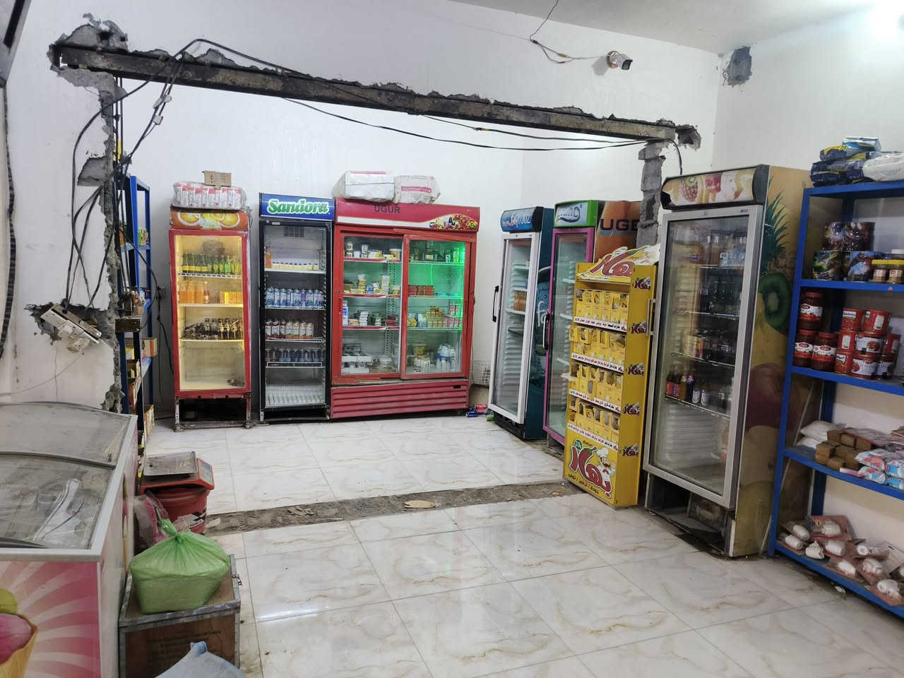 سلام عليكم
اسواق للبيع 
قفص ع عرض محلات وباب سلايت 
عارضات 6
سطحيات 2
سلات اجباس 2
سبلت 2 طن
سستم كامرات 
شاشه حجم 42
منضومه انترنت 
اسواق جاهزه وخير من الله 
تريد تنقلها تريد مكانها ماكو اشكال
مكاني بغداد ناحيه الواحده الحريه 
***********
