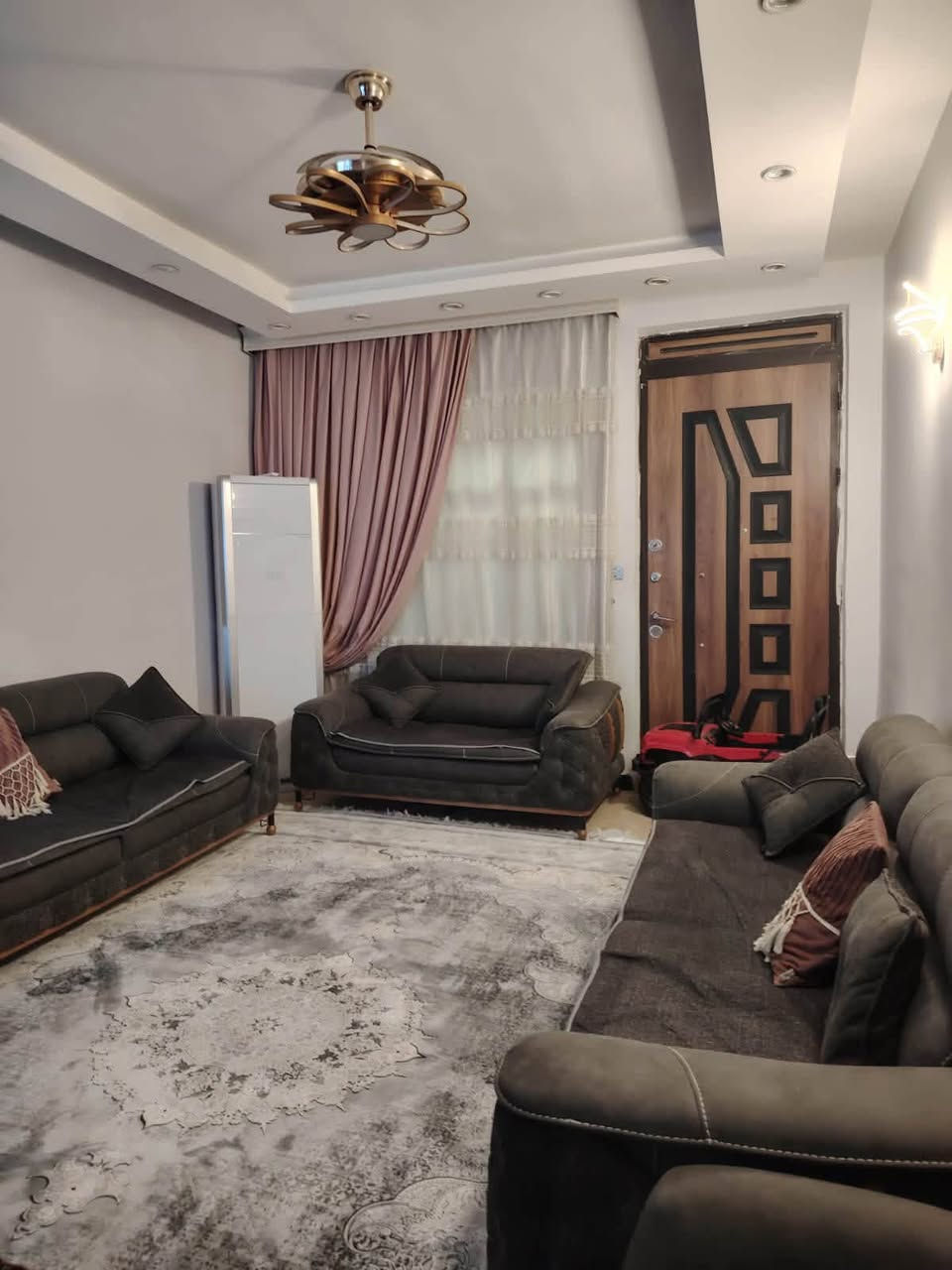 يعلن مكتب أحمد عاشور الوحيلي للعقارات 🏡عن توفر دار 
للبيع بموقع مطلوب في حي تونس – آفاق عربية، قرب السكني.

📍 تفاصيل العقار:

* 📐 المساحة: 147 متر
* 📄 نوع العقار: طابو زراعي – سند 25
* 🛏️ 5 غرف نوم
* 🚿 صحيات عدد 2
* 📦 مخزن في السطح
* 🛣️ يقع على شارع بعرض 10 أمتار
* 💧⚡ خدمات متكاملة: مياه، مجاري، كهرباء، وتبليط

✅ موقع هادئ ومميز، قريب من جميع الخدمات، ويعد خيارًا مثاليًا للعائلة أو للاستثمار.

📞 للاستفسار والمعاينة، ***********كرار الوحيلي📞مراجعة مكتب أحمد عاشور الوحيلي للعقارات
