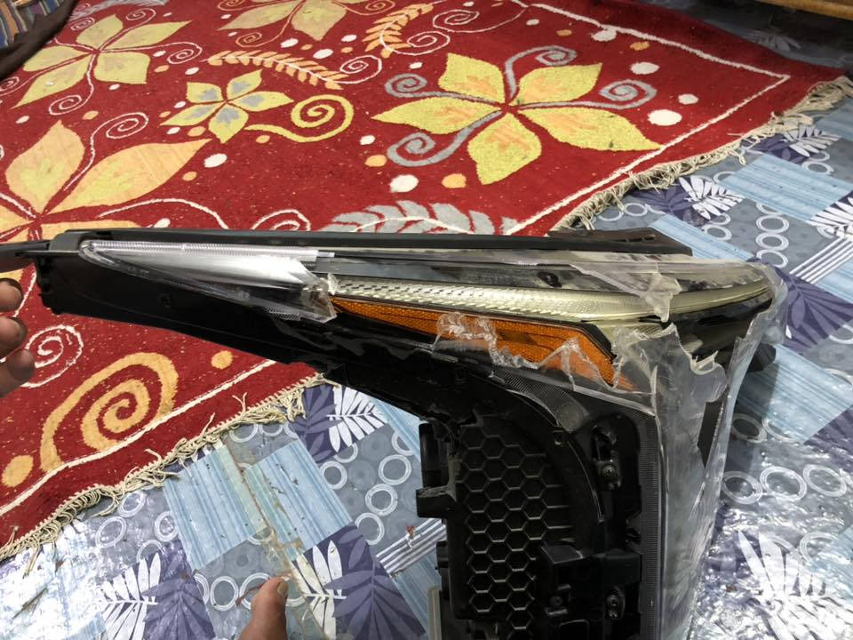 سلام عليكم شباب هاذه لايت للبيع كلشي بي شغال بس بي هاي الكسور  مثل ما موظح بل الصور ***********
