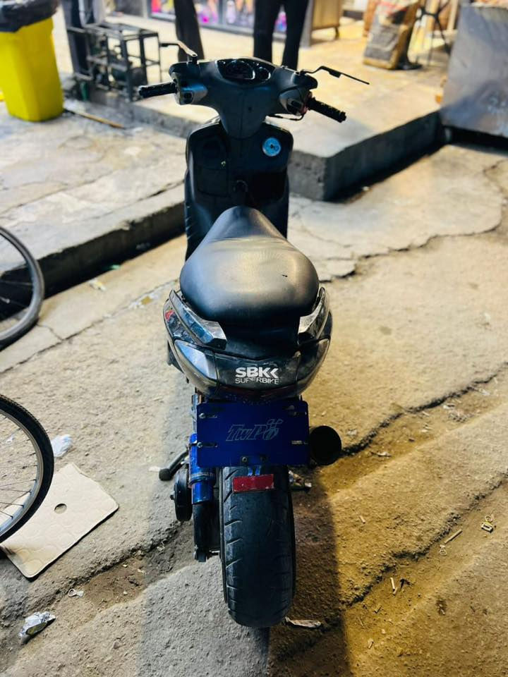 السلام عليكم م̷ـــِْن رخصة صاحب الكروب
دراجه سكنس نثيه 140 مزود 
الدراجه نايمه بلبيت ما طالعه بسبب العمل 
للبيع والمراوس حسب القناعه بقفاز وشعندك نزل
الدراجه خير م̷ـــِْن الله 
هذا رقمي واتصل ودلل فقط واتساب 

‭0778 199 8660‬
