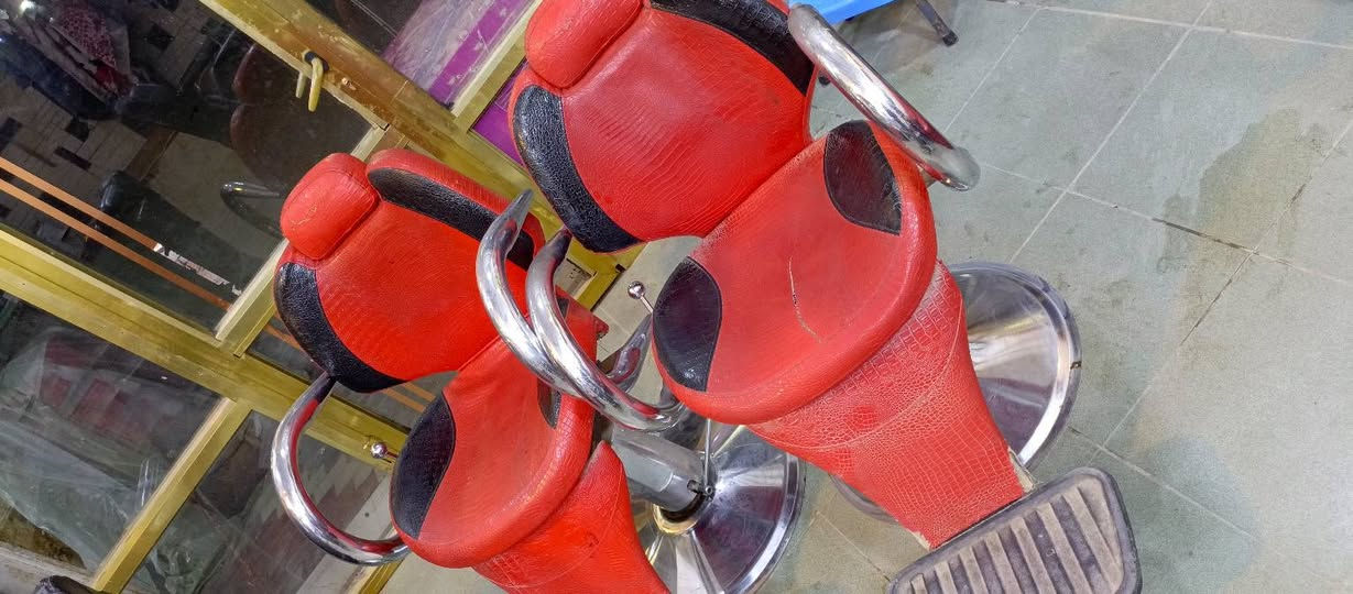 كراسي حلاقه نضيفات جدا السعر 180 بيهن مجال بسيط كربلاء ***********
