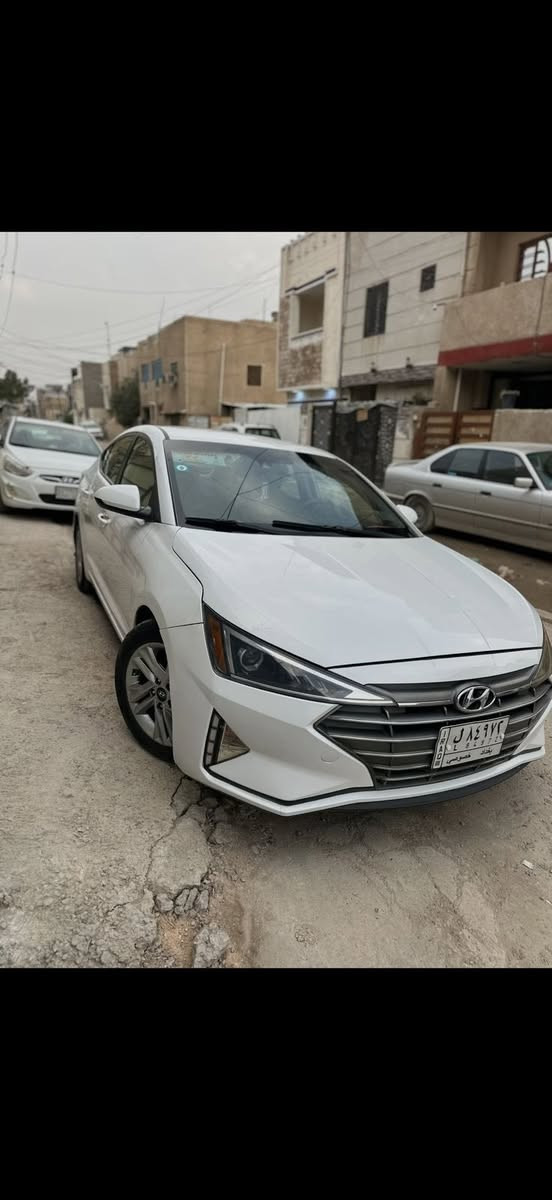 السلام عليكم عندي النترا للبيع موديل ٢٠٢٠ رقم بغداد مشروع وطني بسمي تحويل مباشر وراد أمريكي حادث سيارة بنيد وجاملغ صور حادث مرفقة بل صور سونار السعر ١١٠ وبيها مجال بسيط موبايل ***********   عنوان بغداد  دوشمة عام السيارة
