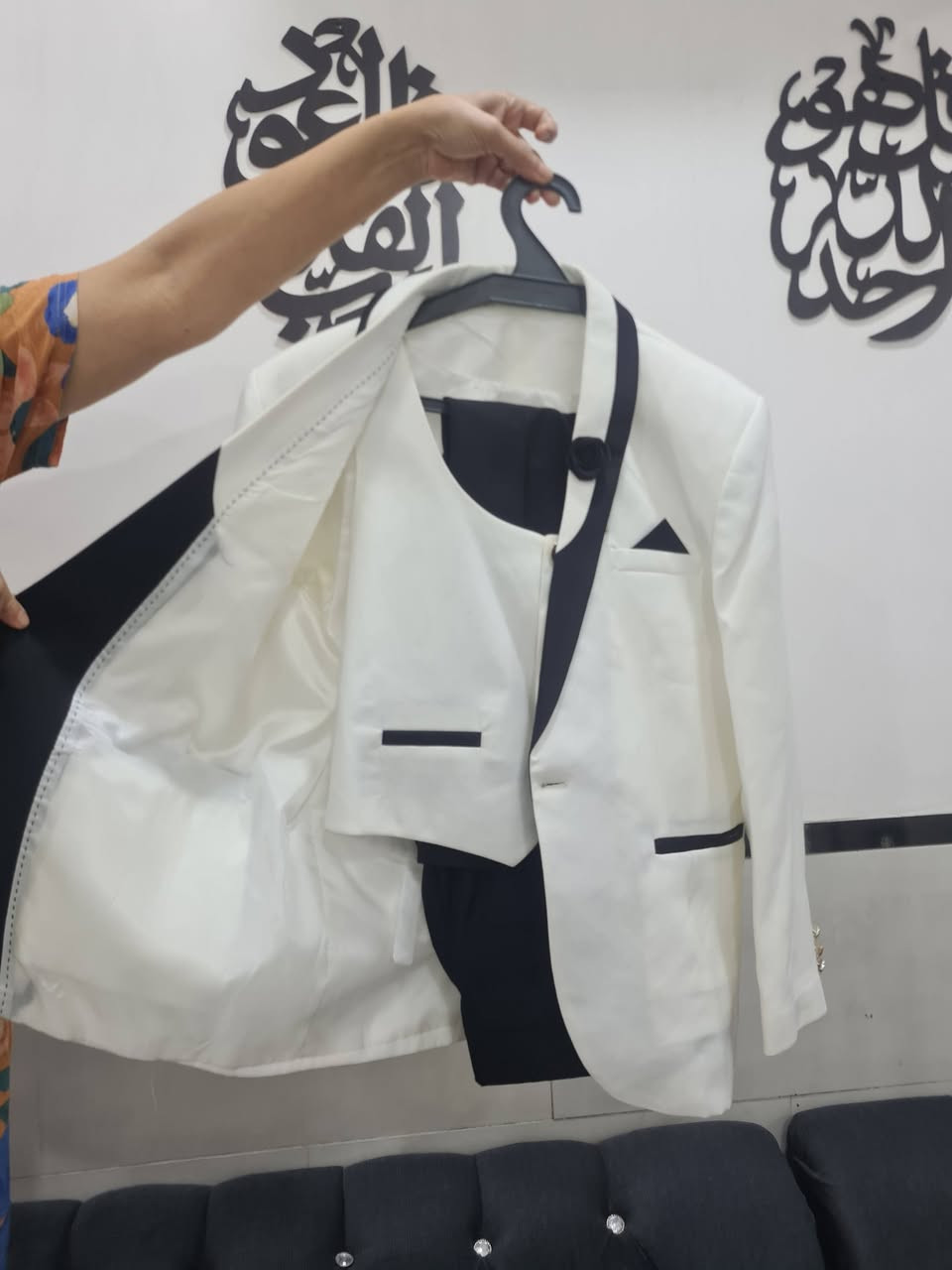 قاط توكسيدو جديد صيفي يلبس عمر ١٣،١٤،١٥ ب٢٥


**إذا كنت صاحب هذا الإعلان وتريد حذفه لأي سبب، رجاءا أرسل رسالة إلى الدعم الفني**