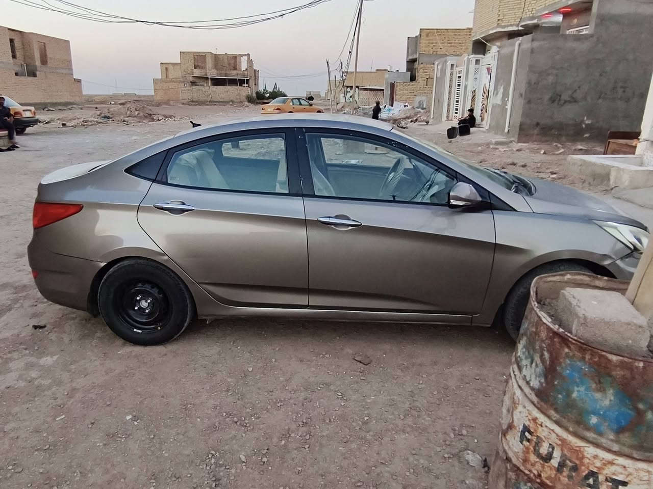 السلام عليكم سياره اكسنت1600 للبيع موديل 2014نص فول مبدل باب الصدر  وقطعه صبغ الباب الوره باب الصدر  كير مكينه كفاله تبريد ثلج للتواصل ***********
