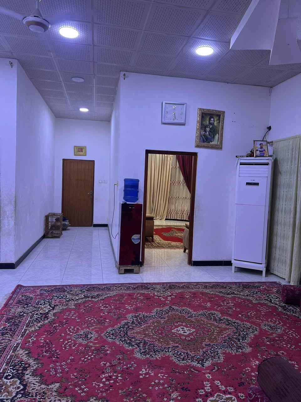 السلام عليكم بيت للبيع طابو زارعي المساحه 200 متر البيت يحتوي عل طابق ونص غرفتين منام وصاله وصحيات دخليه وخارجيه ومطبخ وستقبال  مشتمل يحتوي عل غرفه وصحيات وصاله ومطبخ 
وبقه مساحه غرفتي مامبنيه البناء بلوك درجه اولاه 
مكان البيت ابو الخصيب حمدان قرب المركز 
***********
