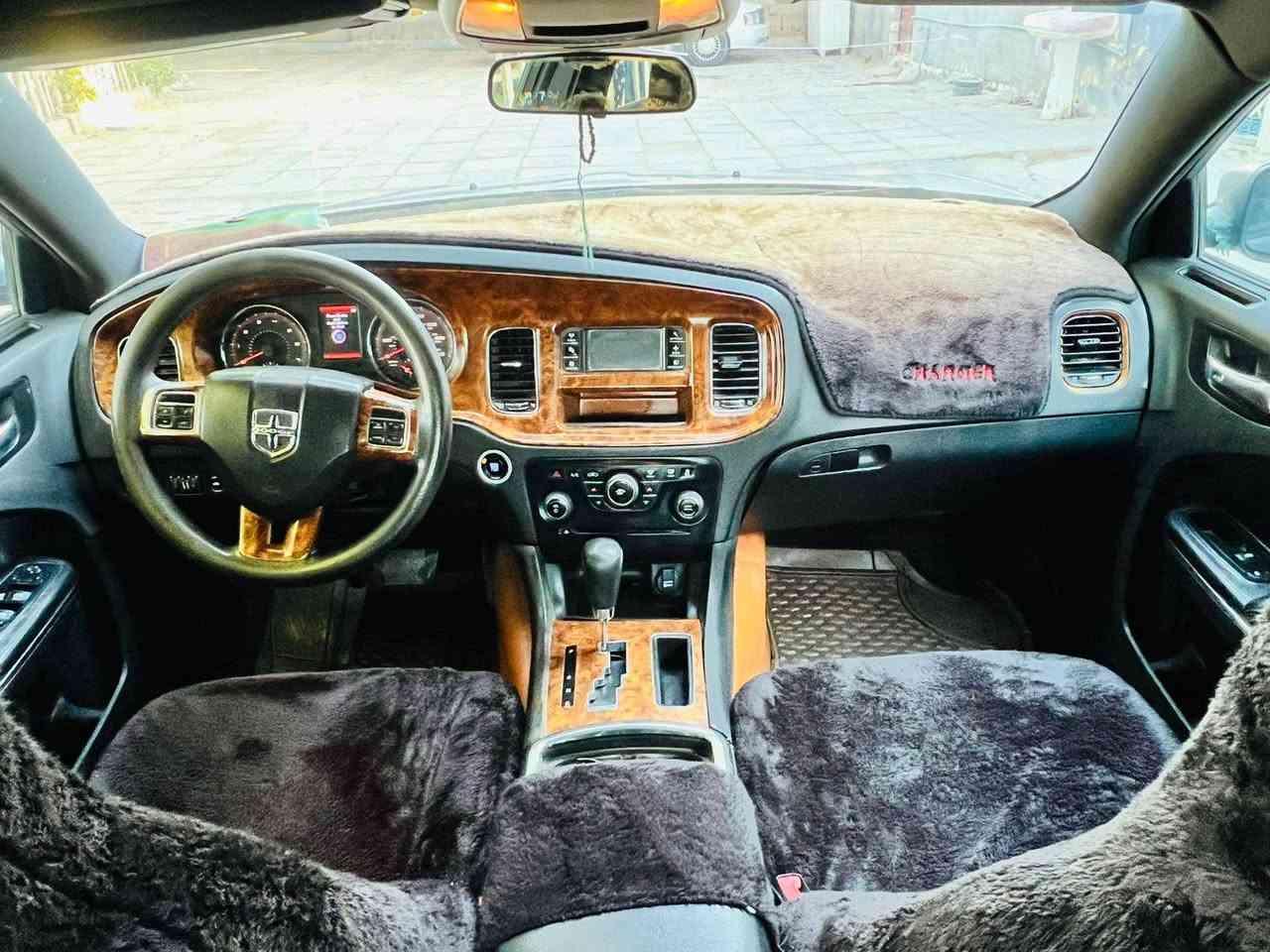 السلام عليكم ورحمة الله وبركاته جارجر 2014 وارد كندي بيها جاملق وبنيد بدون دواخل *********** سعر 148 بيها مجال بصيط كلش مكان سياره ذي قار الرفاعي ترهم مراس بكيه اويتما
