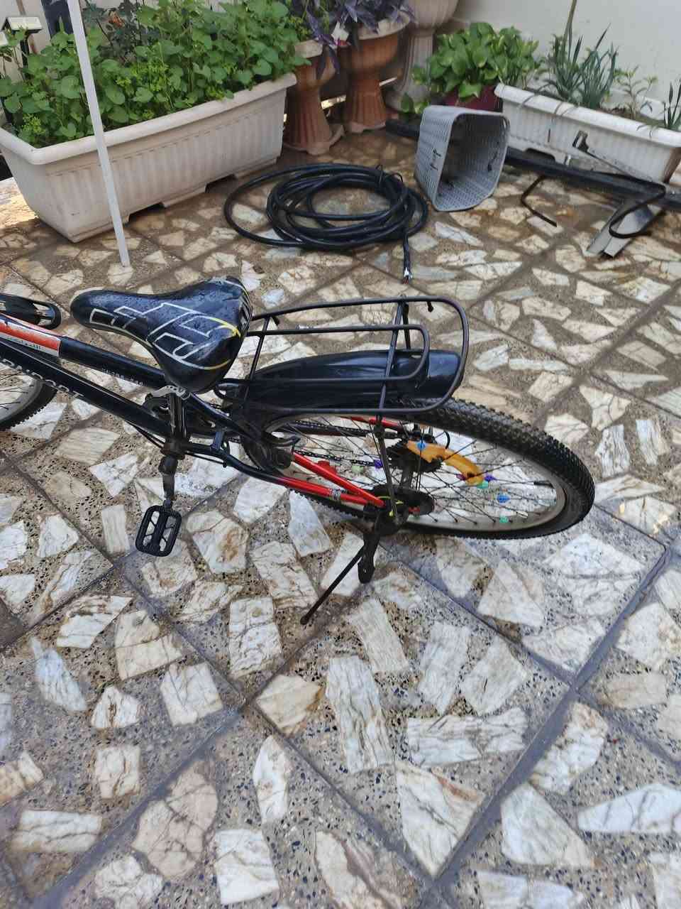 السلام عليكم
بايسكل جبلي مستخدم حجم 24 بايسكل شغال ومتروك قليل البايسكل بي كسر بسيط بلصينيه مثل ما موضح بصوره 
وشخوط ايضا قليله 

السعر: 50 وبي مجال

الموقع: بغداد-شهداء البياع

رقم الهاتف: *********** يوجد واتساب

ملاحظه/لا يوجد توصيل
