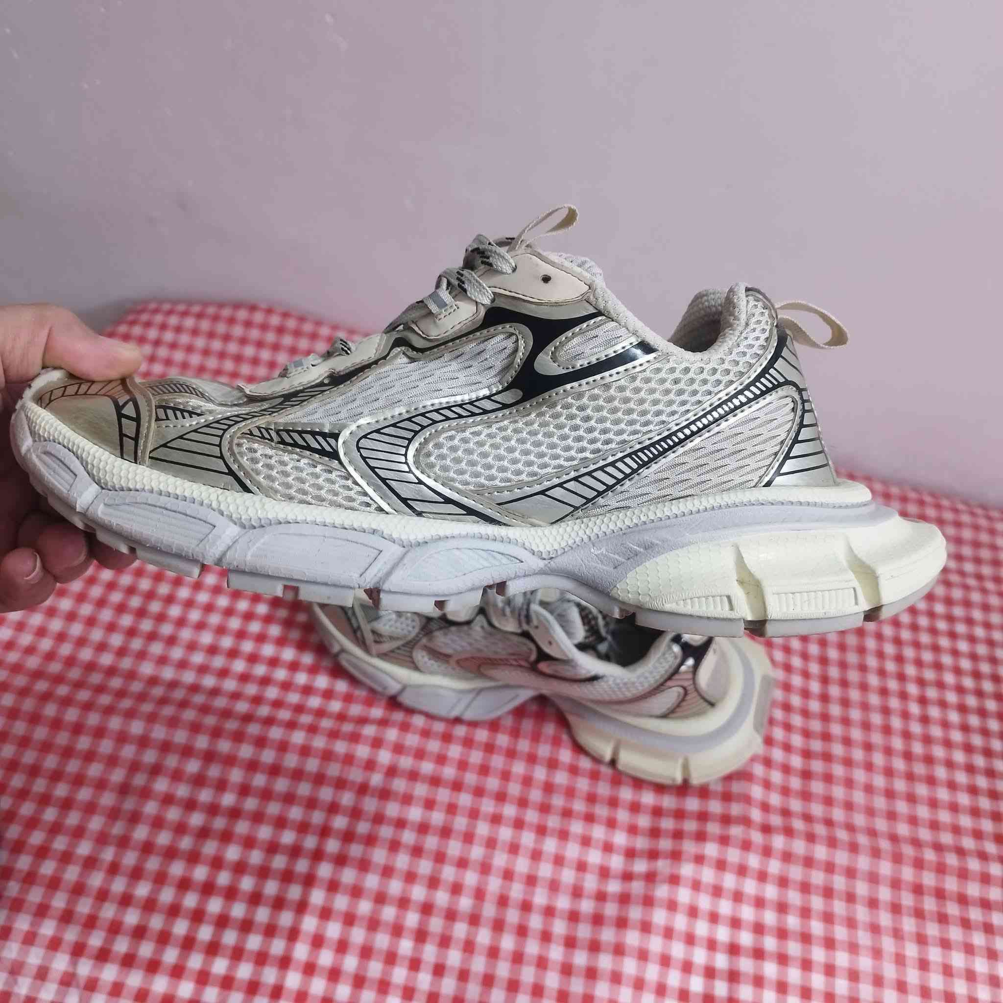 السلام عليكم اخوان
بلنسياگه قياس 43 نظافه فول
سعره 20 الف قفل
***********
