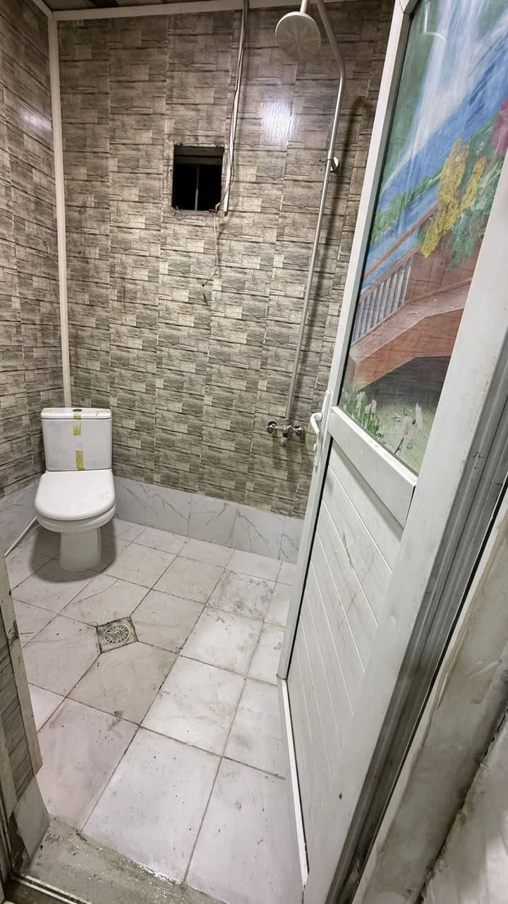 شقه للايجار طابق اول في دور الضباط مقابيل مدارس جنات تتكون من غرفتين وصاله ومطبخ وحمام سعر 450قفل غير قابل للتفاوض ***********
