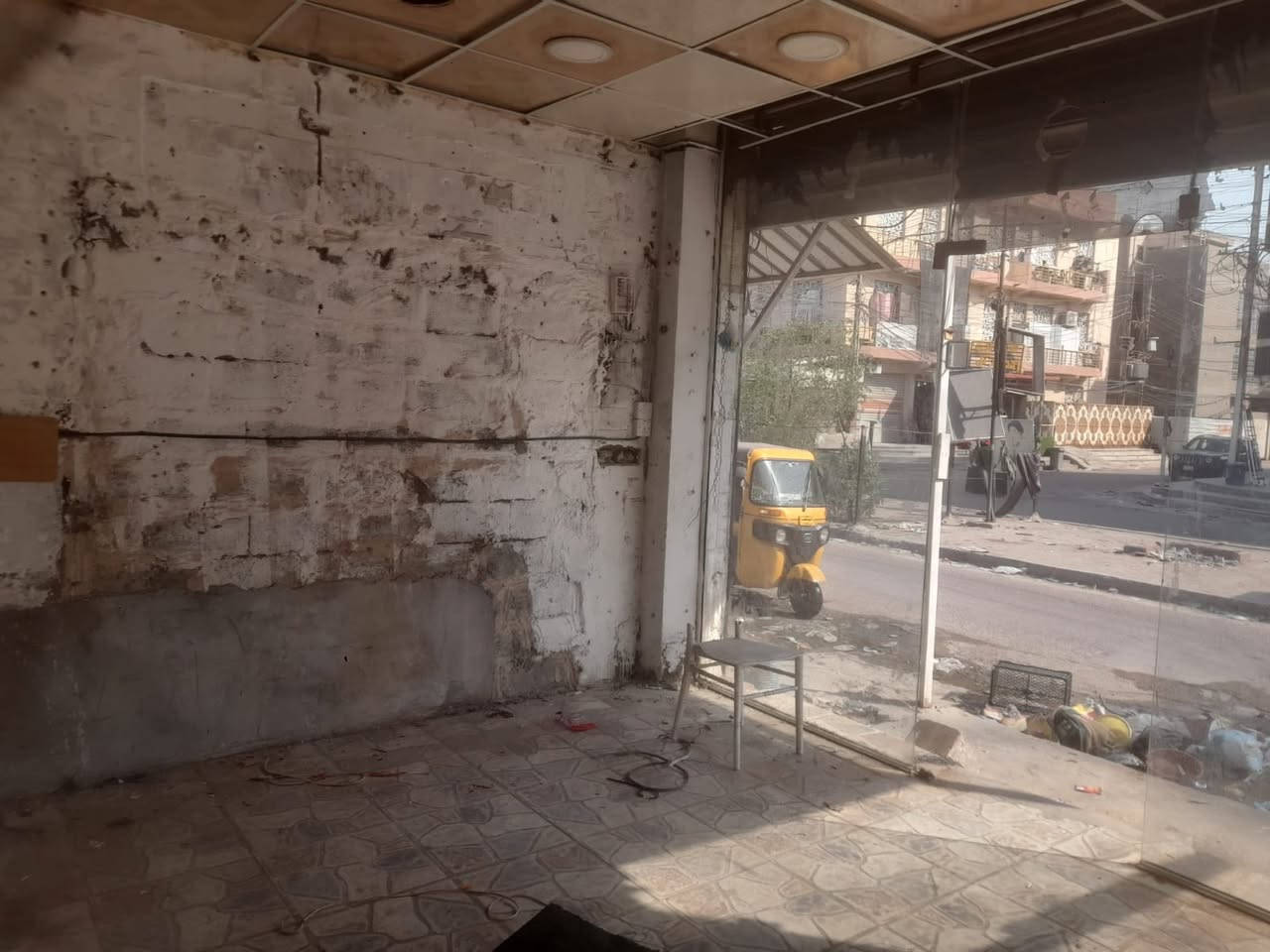 📣 محلات تجارية مميزة للإيجار في بغداد – البلديات (بسعر مناسب جداً)
العنوان الدقيق: بغداد، البلديات، شارع 20، مقابل حسينية خديجة (موقع حيوي ونشط تجارياً).
📐 تفاصيل ومواصفات المحلات:
 العدد: محلّين (متوفر للإيجار معاً أو منفصلين).
 الأبعاد للمحل الواحد: الواجهة 5 متر | النزال 4 متر (مساحة مريحة وعرض مميز).
 التجهيز الداخلي:
 سقف ثانوي حديث.
 الجدران (تبييض مشيني) نظيف وجاهز.
 واجهة جام خانة كاملة وحديثة تمنح المحل إطلالة مميزة.
💰 سعر الإيجار:
 200 ألف دينار عراقي فقط للمحل الواحد شهرياً!
للاستفسار ***********_***********

