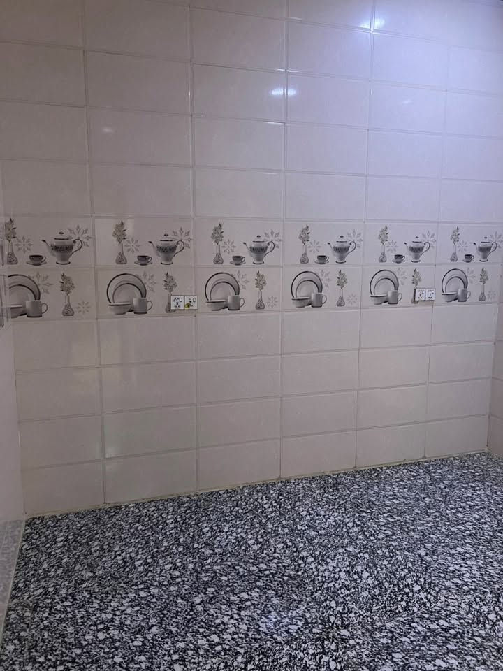 بيت لليجار مساحه 100 متر مربع بدايه حي الموضفين طابق واحد بيت نضيف مثل ماواضح امامكم رقم الهاتف ***********
