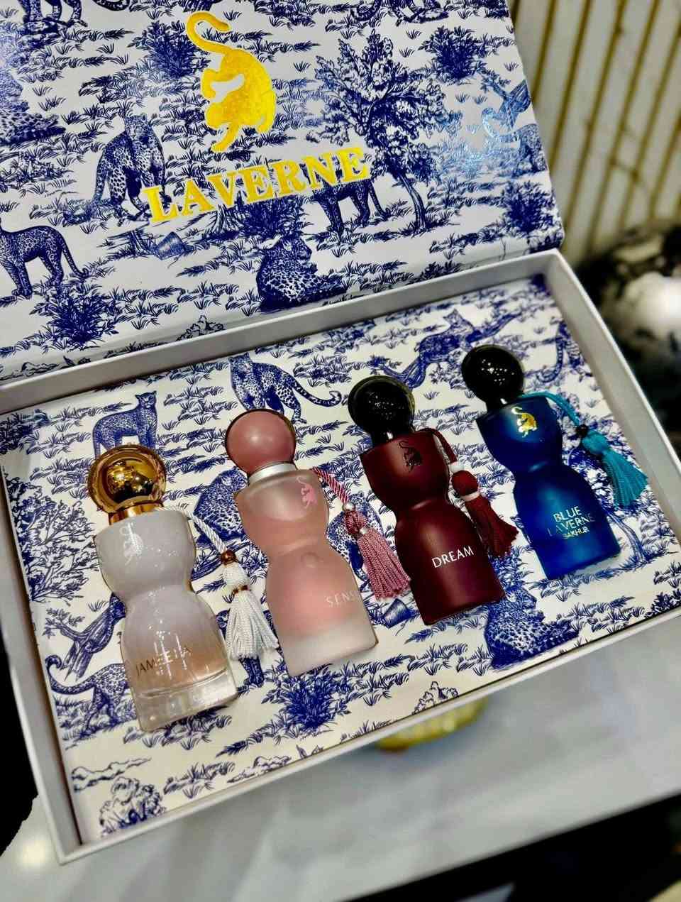 ئەگەر دەتەوێت هەموو ڕۆژێک بۆنێکی جیاواز و سەرنجڕاکێشت هەبێت 💫
سێتی تایبەتی بۆنەکان لە Laverne ئەو هەڵبژاردنەیەیە کە پێویستتە 🤍

Jameela 🤍 بۆنێکی نازدار 
Sense 🌸ئارام و دڵفرین 
Dream 💕 شیرین و کچانە
Blue Laverne Bakhur 💙 قووڵ و شیک

چوار بۆن لە یەک سێتی جواندا 😍
گونجاو بۆ خۆت یان وەک دیارییەکی تایبەت بینێریت 🎁

🚚 گەیاندن بۆ هەموو پارێزگاکان

📞 0750 550 3503

العربي : 

إذا تحبين كل يوم تطلين بريحة مختلفة ومميزة ✨
سيت العطور من Laverne  راح يخليج تعيشين الأنوثة بكل تفاصيلها 💖

Jameela 🤍 ناعم وراقي
Sense 🌸 هادئ وجذاب
Dream 💕 حلو وأنثوي
Blue Laverne Bakhur 💙 فخم وثابت

أربع عطور بعلبة وحدة تخليج جاهزة لكل مناسبة 😍

مناسب إلك أو كهدية راقية لشخص غالي عليج و  تحبيه 🎁

🚚 توصيل لكل المحافظات

📞 0750 550 3503
