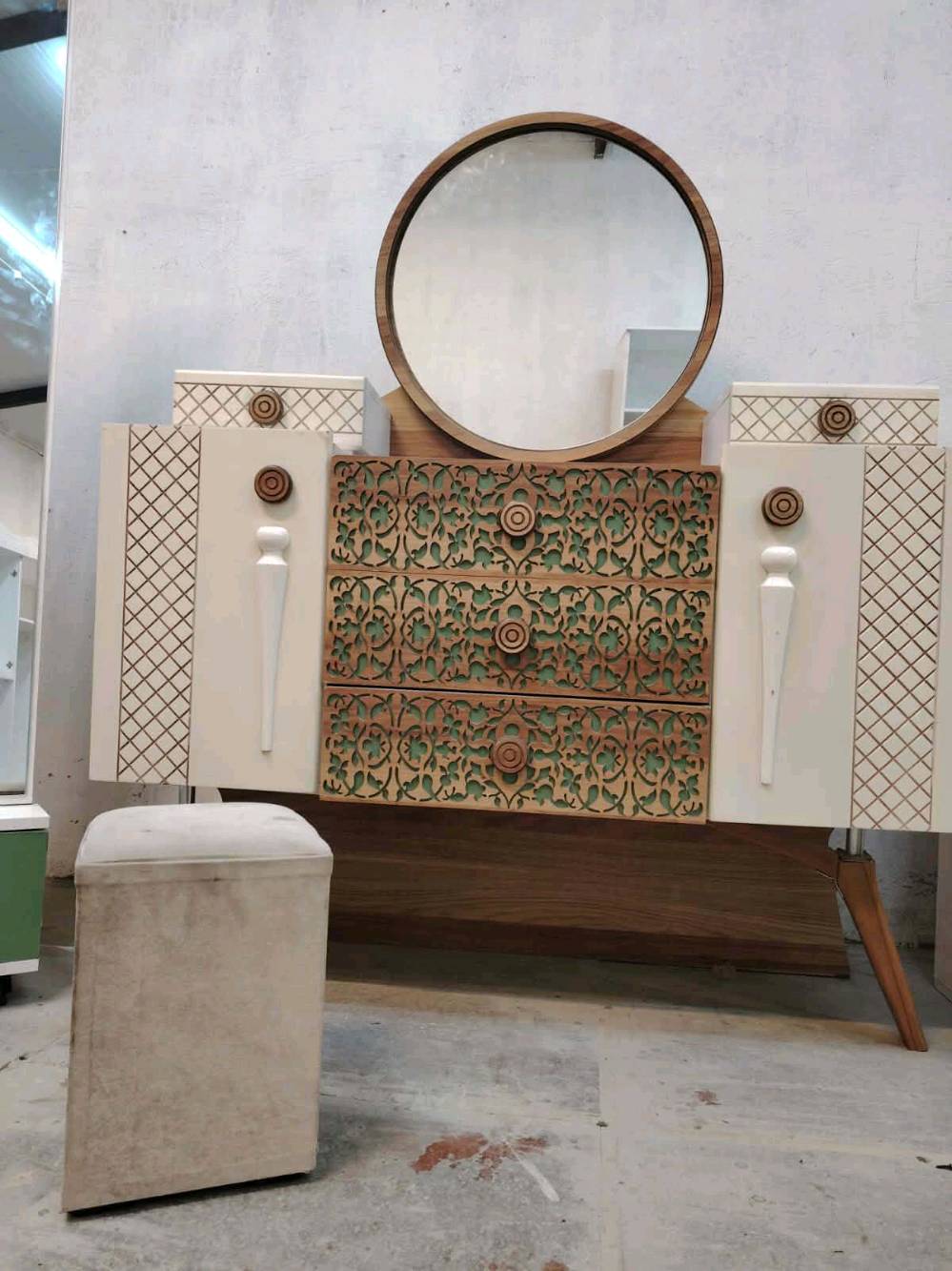 غرفة نوم مستعملة🇹🇷
 نضافة90 ٪💯
عدد القطع / 10 
نضام / أسلايت +باب إضافي 💢
شازلون / مخزن 📥 سرير مخزن🤌
سعرها 800💸
شد ونقل داخل بغداد مجاني🚛
يوجود توصيل محافضات 🚛