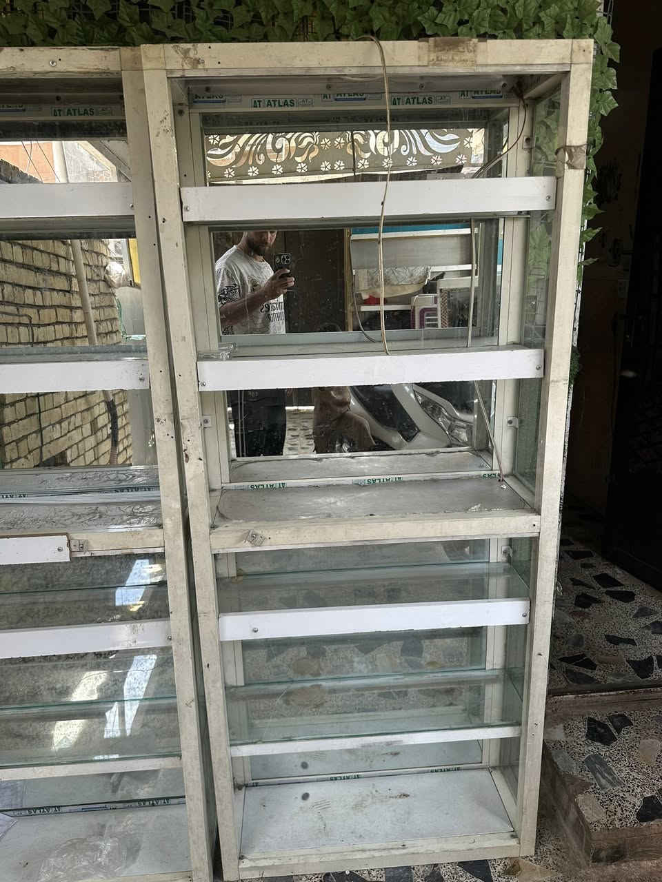 فاترينات رفوف ٦ قطع  
قطعتين الخلف جام لو ابيض
العرض ٩٠سم  والثانية متر 
الارتفاع مترتين اعتقد
واربع قطع نفس الحجم والموديل العرض فوك المتر متر ونص حتمال
كلهن بيهن فريم حديد تايرات
قيم واخذ بما يرضي اللة
المكان بغداد/ حي اور قرب جامع الفردوس
***********
