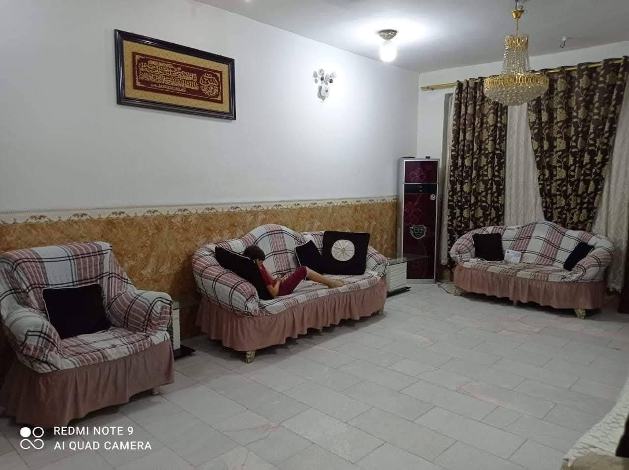 السلام عليكم ورحمه الله وبركاته
دار سكن طابو صرف المساحه 250 متر 
يحتوي في الطابق الارضي صاله واستقبال وغرفة نوم ومطبخ ومجمع صحيات داخلي وخارجي 
والطابق الثاني يحتوي غلى غرفتين نوم وكلدور كبير ومجمع صحيات خارجي 
المكان شارع النجف بسايد الذهاب  الشارع المجاور من دائرة الغذائيه قرب اليهوديه الجديده ثاني بيت عن التبليط 
عرض الشارع الي مقابيل البيت 25 م 
السعر 250 
للاستفسار ***********
