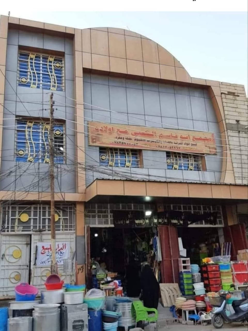 السلام عليكم
بناية للبيع المساحة 150 م حي العامل 
سوق الاخير قرب جامع الامام علي (ع )
بناء 2018 تتكون من قاعة مفتوحة 
على مساحة البناء 150 م 
الطابق الثاني يتكون من 
استقبال 8× 4 
صاله 8× 3/5 
غرف عدد 2  5× 4 
مطبخ حار بارد 5× 4/5 
 منور صحيات 
الطابق الاخير مخزن 10 × 4 
البنايه رفت ارضي جسور ودنك  
الصوره الظاهره قبل رفع الكابون عن الوجه 
السعر(  360 )  اللاستفسار  لمعرفة التفاصيل 
اكثر الاتصال على الرقم صاحب البناية 
***********

