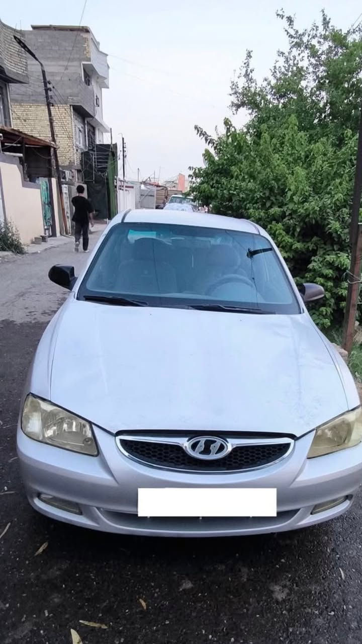 سلام عليكم 
اكسنت موديل 2001 
وارد خليجي رقم بغداد انكليزي 
دواخل جديد تخم تاير جديد انارة ليله 
تبريد ثلج محرك وكير مكفول مكينه نظيفة 
جدا لغود ولا طخه 

نواقص بنيد تعديلات فقط وبعض الاماكن بوليش وترتيبات السعر ٥٥  

***********
