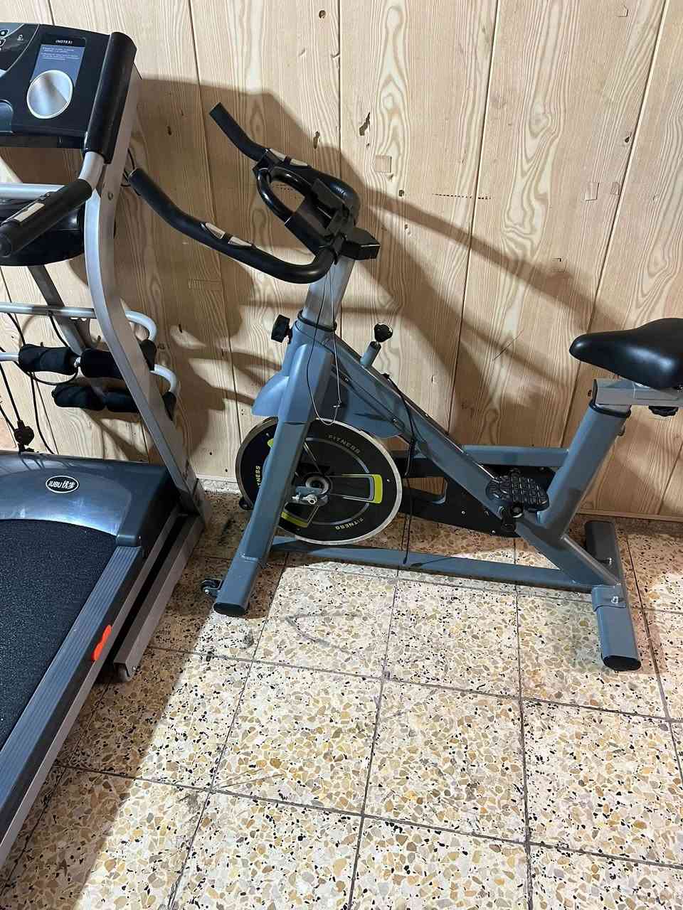 السلام عليكم جهاز جري ستعمال قليل نضافة 100/100
يحتوي على جهاز تكسير الشحوم ويحتوي على اواكس وفلاش وشاحن وحساس نبضات القلب و مفتاح امان 
ويحتوي على جك هيدرو ليك 
العنوان بغداد حي لأمانة 
السعر 190
يوجد توصيل 
***********
واتساب
