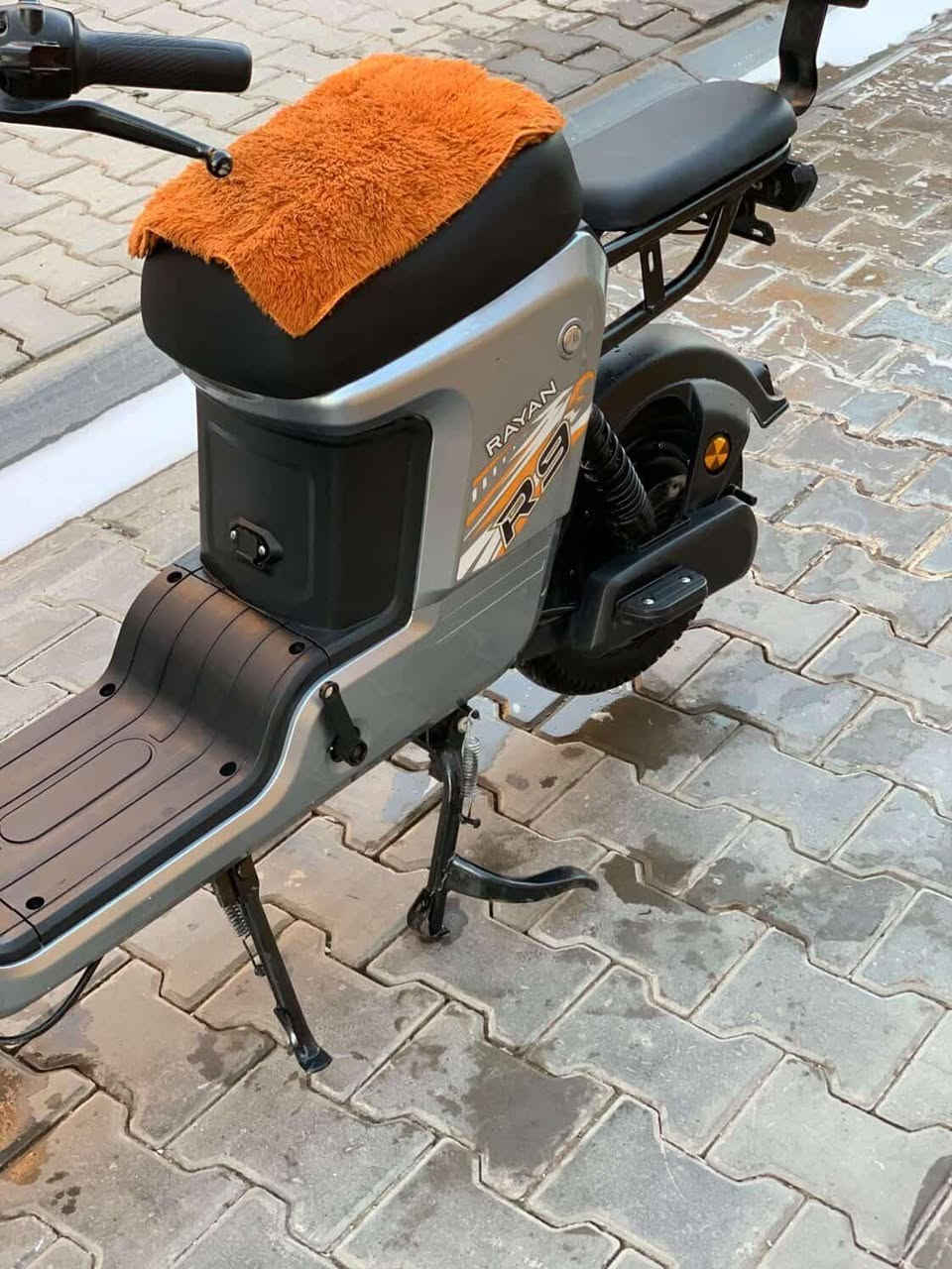 السلام عليكم دراجه شحن للبيع نضيفه وكلشي شغال شركه معروفه R9.. RAEAN. دراجه جديده  من ماخذه ومتحاج فلوس واريد ابيعه السعر.. 500 بيه مجال عنوان المحموديه حي موضفين.. تفاصيل ع هاذا رقم بي واتساب ***********.
