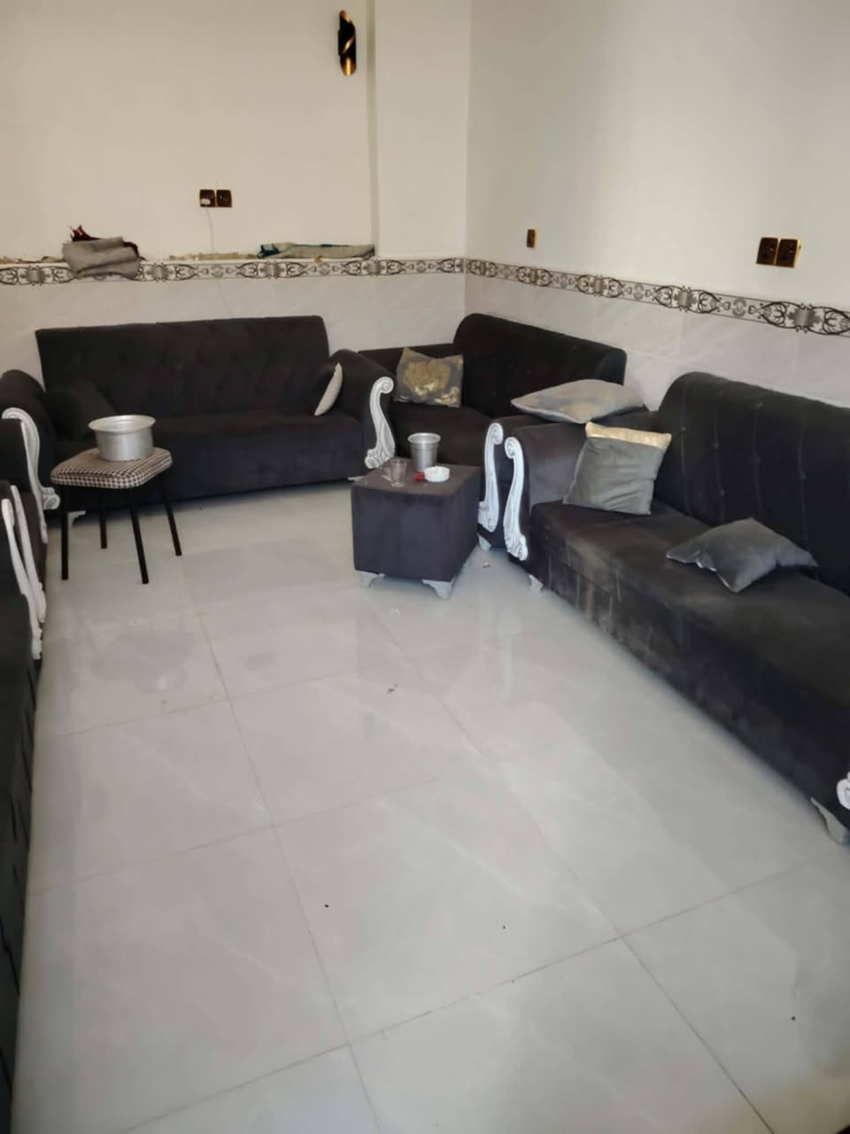 بيت ١٠٠ متر على ساحه حديقه بي طولاني طابق واحد بناء درجه اولى طابوك نهر ان صب كونكريت مسلح بيت مال جناي عارضه ب٨٠ وبي مجال***********
