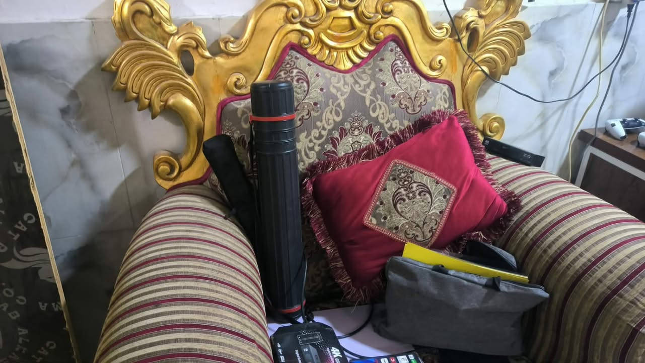 قنفات ملكي درجه اولى دوشك وجهين 6 قطع مع 10 مقاعد و7 كوشات للبيع 

السعر 650
اخذناهن ب 1 ونص
سبب البيع تغيير اثاث البيت

الحاله / نظيف جدا واستعمال قليل
ما عدا قنفه وحده فقط الاطار الذهبي
جايسته رطوبه من السبلت ومتثلم بشكل بسيط
وقابل للتصليح ( واضح بالصور)


**إذا كنت صاحب هذا الإعلان وتريد حذفه لأي سبب، رجاءا أرسل رسالة إلى الدعم الفني**