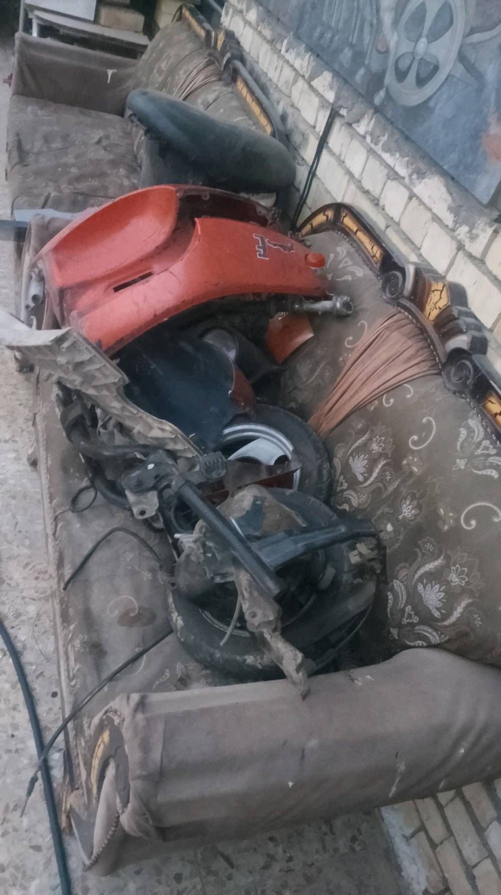 دراجه عبد الحليم تفصيخ كلشي شغال بيه و اغراضه كامله نقص بس ضفيره و السعر  80 الف و بيه مجال تدللون