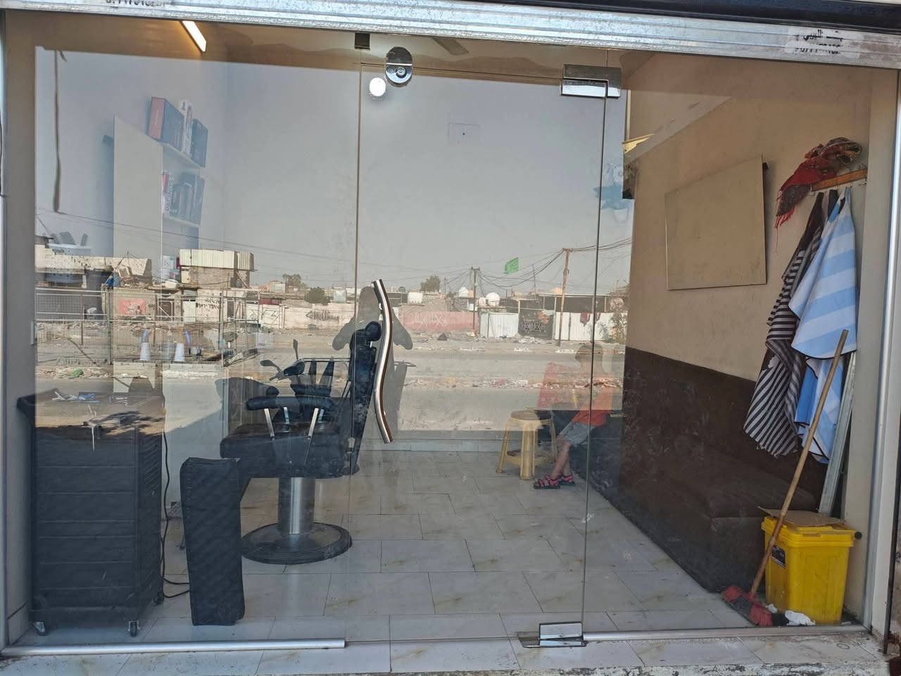 جام خانه جديده للبيع قياس العرض 3 متر والارتفاع 2 ونص بعدها جديد قفل ومفاتيح ثنين السعر 350 وبيه مجال شي قليل مكان الحسينيه شارع 12 متواجد  وخاص وتساب *********** فتح وتوصيل فقط
