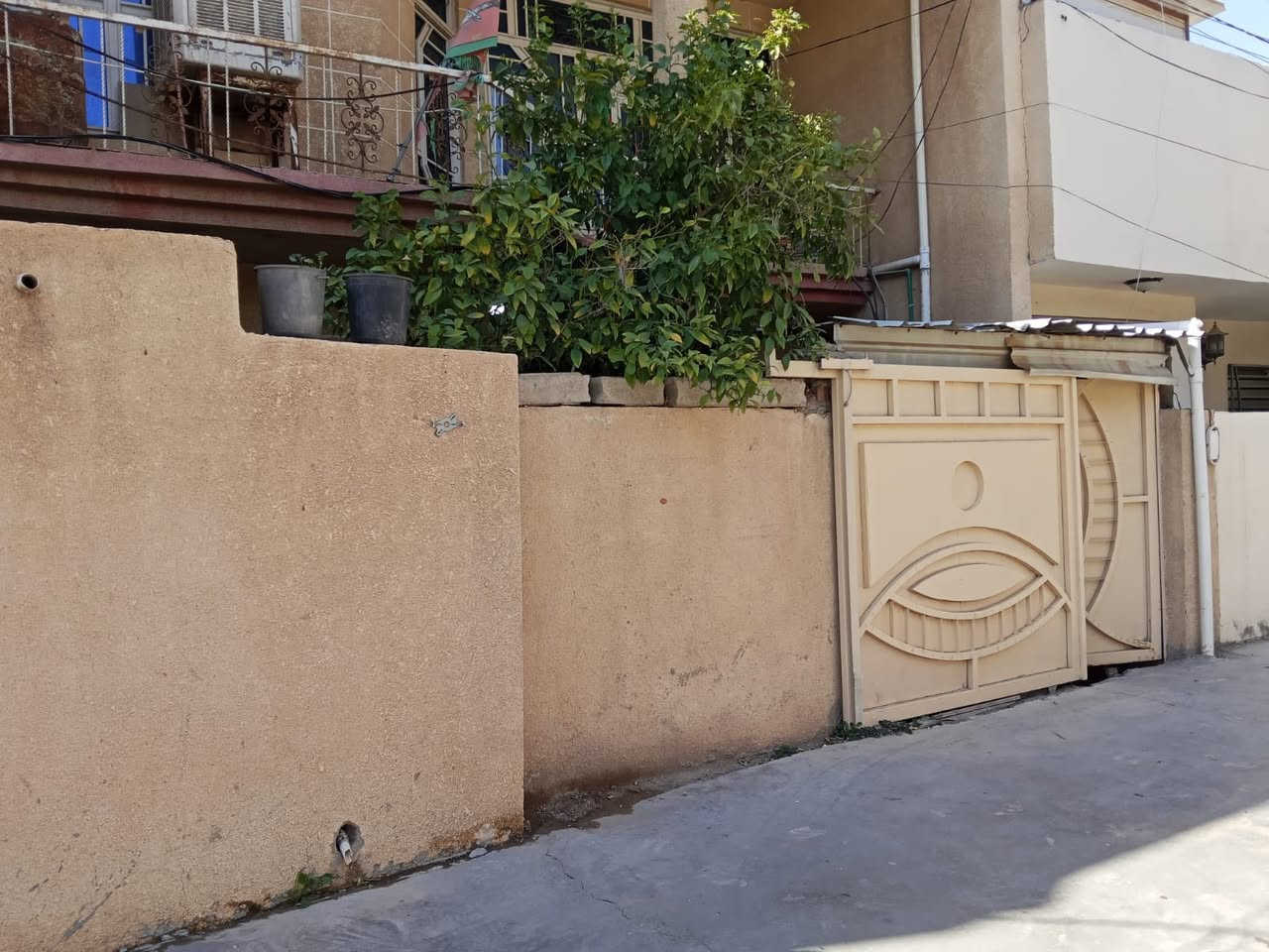 بيت سكني للبيع 
نوع الملك زراعي محول باسمنا 
مساحة 112 م
واجهة 8 م 
نزال 14 م
حديقة خارجية صغيرة 
الطابق الثاني غرفتين (غرفه سويت )وغرفه عاديه مطله ع بلكون ومطبخ  

عنوان بعقوبة السراي بعد مجمع الوثبة السكني ***********
