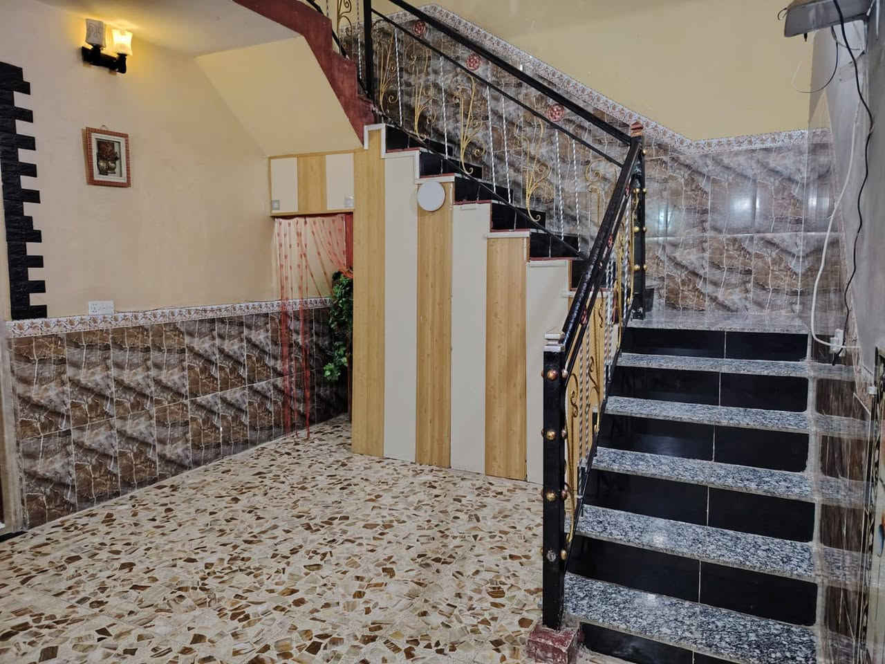 السلام عليكم
بيت للبيع مساحه 280 طالع منة مشتمل 50متر
باقي صافي 230متر البيت طابو زراعي
حي السفير على الشارع العام شارع 20 البيت الكفاءة والسفير
مقابل منتزه الكفاءة
ملاحظا البيت يباع وحدة أو مع المشتمل
للاستفسار ***********
