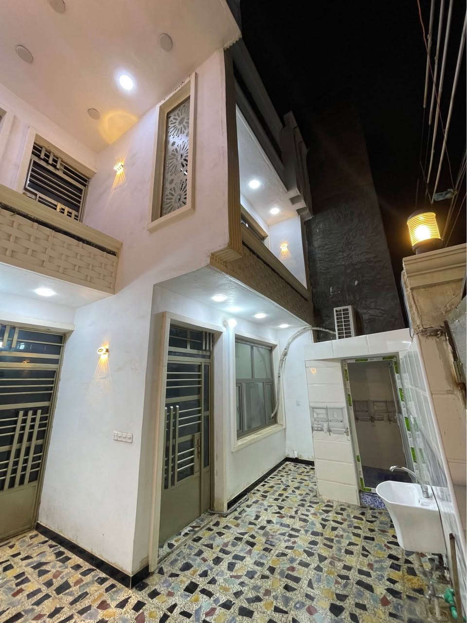 � دار للبيع 
📐 150 متر (الواجهة 7.5م × النزال 20م)
🏠 طابقين
✨ نظيف جدًا وجاهز للسكن فورًا

🔹 الأرضي: استقبال + صالة + مطبخ حار وبارد + غرفة
🔹 الطابق الثاني: 3 غرف نوم + حمام

💰 السعر: 260 مليون (قابل للتفاوض)
📍 حي الرئاسة – شارع صيدلية ابن البيطار، ثالث فرع يمين بدايته

📞 *********** بغداد, العراق
