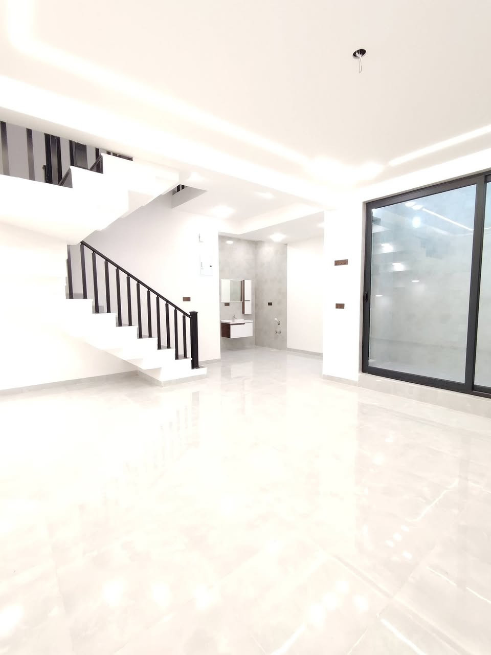 دار طابو زراعي سند 25
للــــــــــــــبيع 
الموقع نــــــــــــــادر الاولى 
المساحة 151م²
طابقـــــــــــين
الاول ..غرفة نوم كليدور مطبخ استقبال حديقة داخلية وخارجية مجمع صحيات داخلي وخارجي
الطابق الثاني غرفتين نوم كليدور مجمع صحيات
للاستفسار 
اتصل بالارقام التاليه 
***********
***********
موقع المكتب حله نادر الاولى الشارع الرئيسي مقابيل دائره اتصالات بابل 
مكتب علي السلطاني للعقار
21
