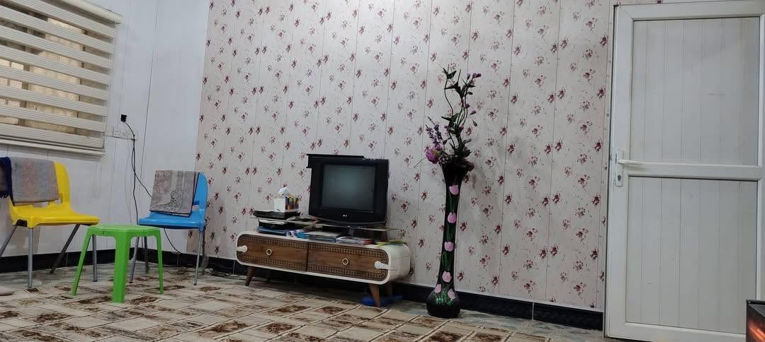 دار للايجار/ المنطقة : سامراء - حي السكك / المساحة 300 متر مربع/ طابقين / ط1 : مطبخ ( حار + بارد ) + استقبال + هول+ غرفة عدد 2 + مرافق غربيه وحمام + مرافق خارجية .
 ط2 : يحتوي 2 غرفة ( أحدهما تكون مخزن لصاحب العقار ) / البيت مؤثث يحتوي تخم عدد 2 وسبالت عدد 4 و كاونتر المنيوم ؛ وجميع الأجهزة الكهربائية الأخرى ( ثلاجة + مجمدة + براد + طباخ + غسالة اوتوماتيك ) مع غرفة نوم كاملة .
سعر الايجار الشهري650 دينار وبي مجال
للاستفسار ***********
كما موضح بل صور
