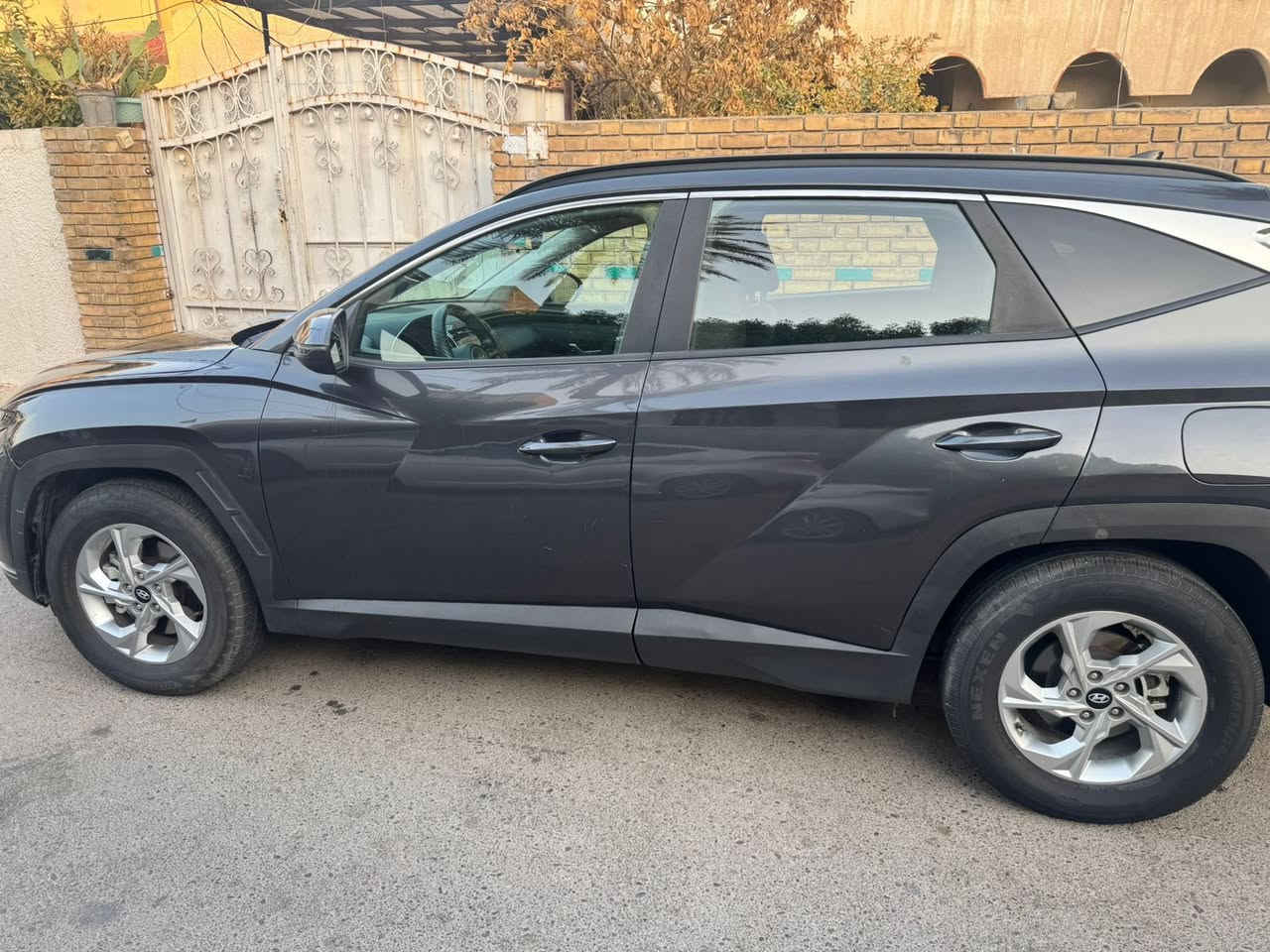 توسان ٢٢ وارد امريكي
‎ماشية 52 ميل 
‎سعة المحرك : 2.5 : 

‎-بصمه تشغيل
‎-بصمه ابواب
‎-تشغيل عن بعد 🔁 
‎-رادار امامي قياده اليه
‎-تبريد قطعتين
‎- كشنات كهرباء 
‎-رادارات خلفية  
‎-شاشه كبيره
‎-رادار جانبي في المرايا
‎- نظام مساعدة عدم الانحراف عن الطريق 
‎-نظام carplay 
‎- شاشة وسطية كبيره 
‎- نظام النقطة العمياء ( حساس مرايا جانبيه)
‎- هاند بريك بصمة 
‎-اوتو هولد
‎-فتح صندوق تلقائي عند التقرب
‎-نظام توقف تلقائي عند الرجوع
‎ - كاميرا   بدقة عالية 
‎ - نوع مقعد السائق : كهربائي  - تدفئة
السعر 174 وبي مجال بسيط 
***********
