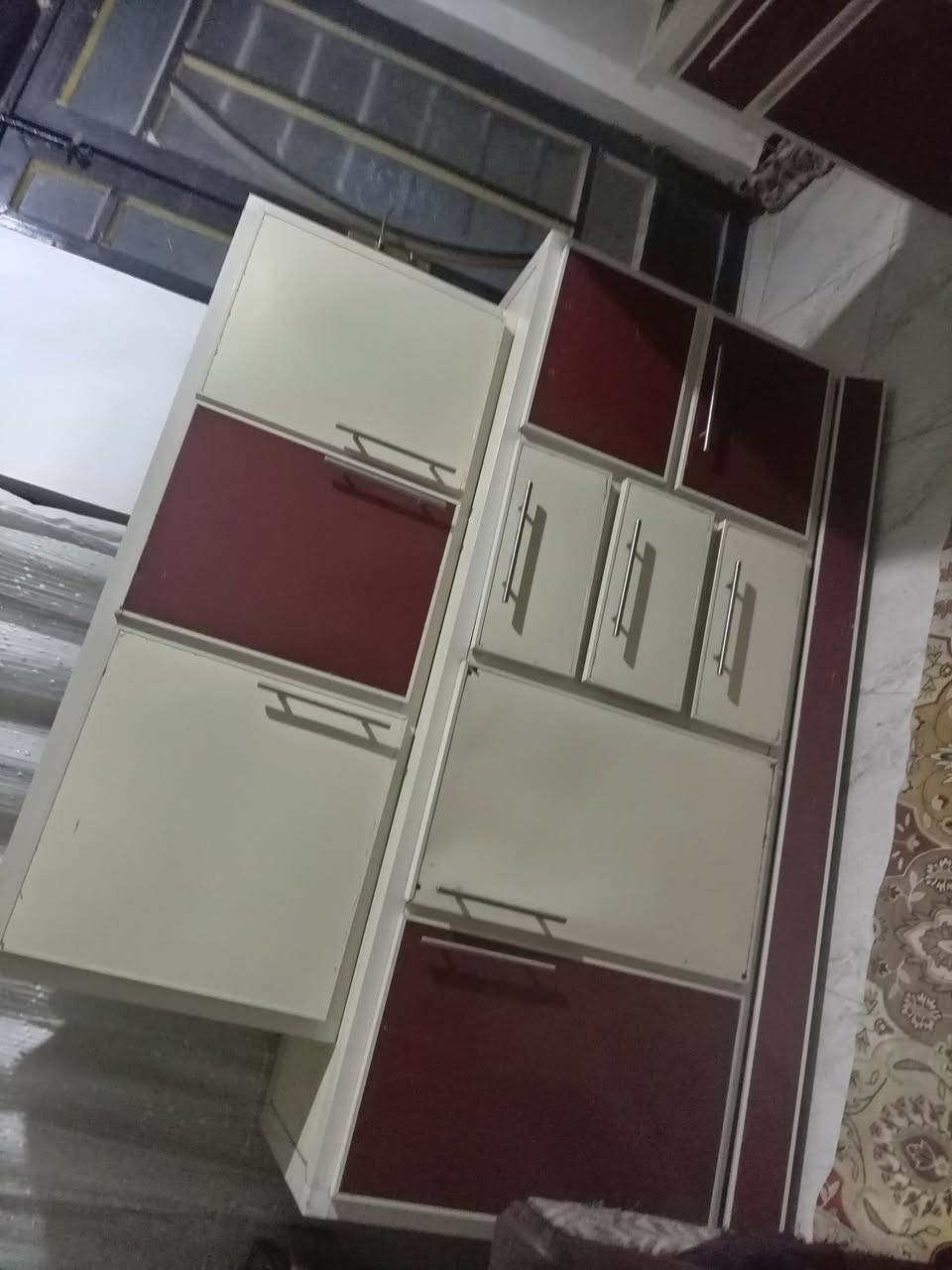 كاونتر مترين وملحق متر ونص سنك مترين وملحق مترين تكسام مبطن خشب داخل جديد ب٢٥٠ قفل بدون عمله المكان حله *********** واتساب
