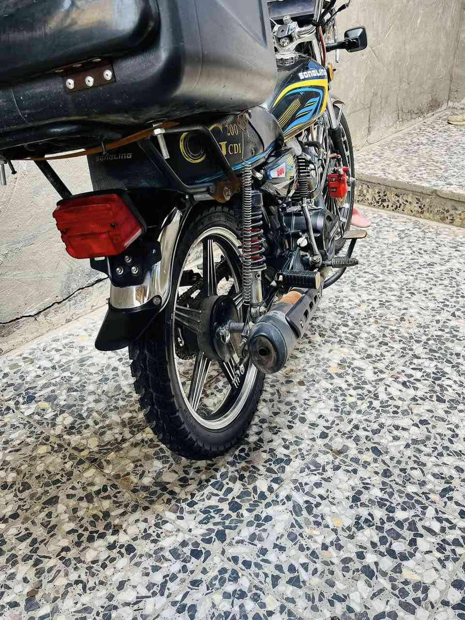 السلام عليكم 
دراجه ايراني النوع (سيفان)
5كير دراجه موديل 2026
محرك 200
الدراجه مكفوله ونضيفه كلش دراجه خير من الله 
وصار الهة كم شهر من نازله من الرمبه 
السعر والتفاصيل 
*********** واتساب
