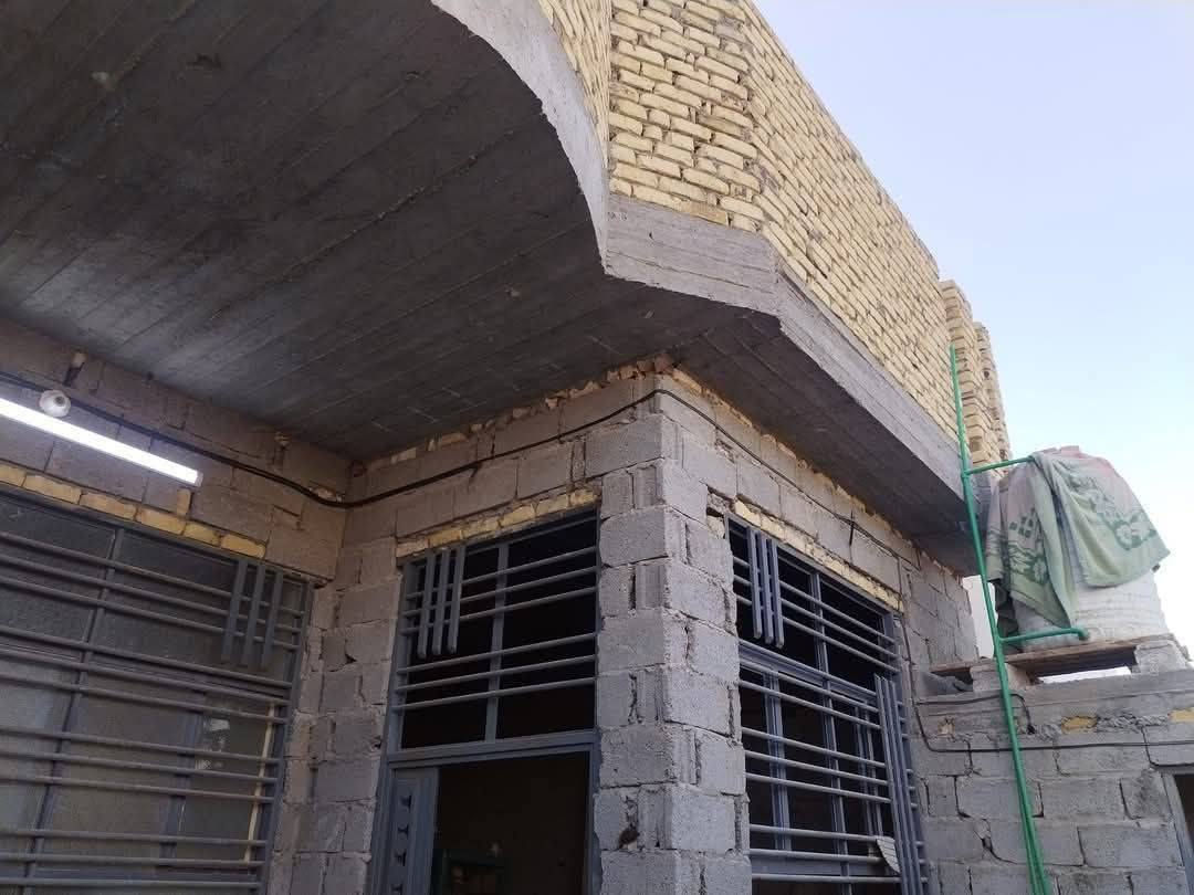 سلام عليكم ورحمة الله وبركاته... 
بيت البيع م 150عمود 136يحتوي ع غرفتين نوم وصاله وستقبال ومطبخ حار وبارد حمامات 2واحد خارجي وداخلي 
كراج عايز البيت بس ارضيه،،.  معه كافت الخدمات غير متواجد  تصال ***********
