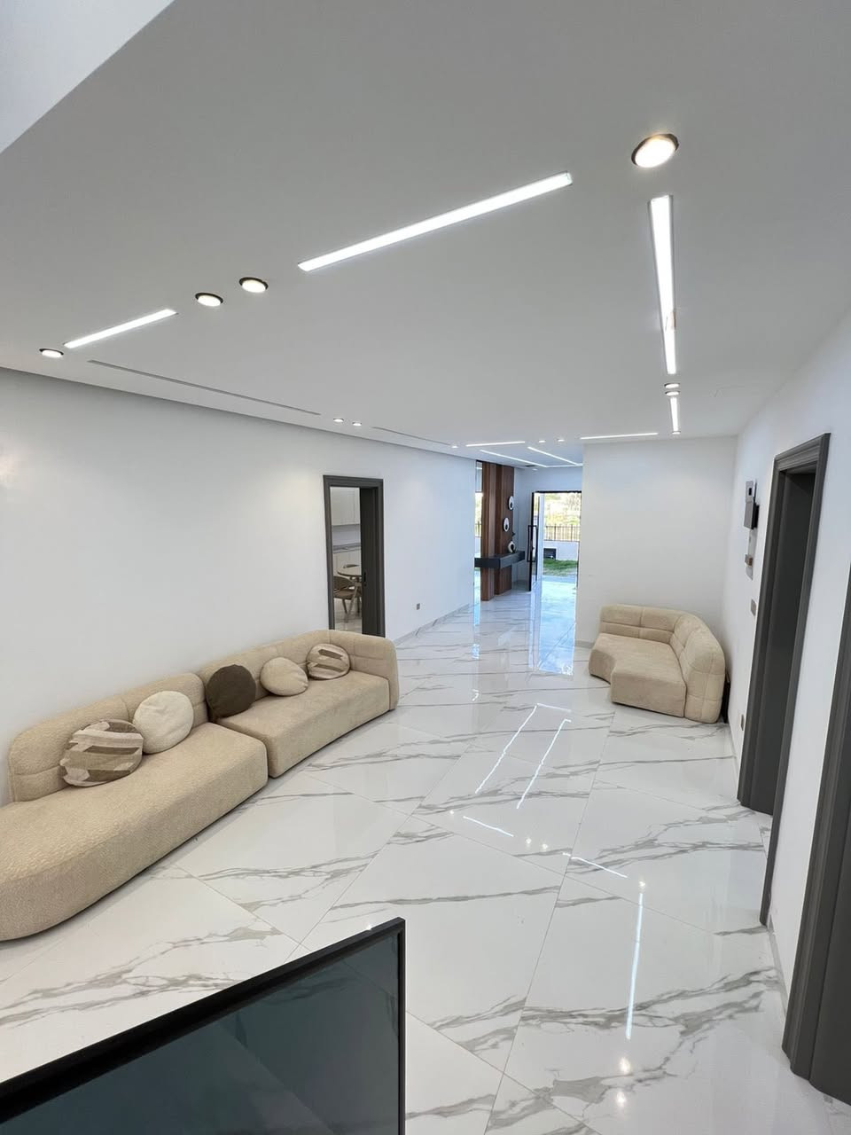 #للبيع #اربيل
#كنجان
بيت مساحة 350 متر  واجهه حديقه 
يحتوي البيت  
صالة ضيوف 
صالة داخليه 
مطبخ   
4غرف نوم 
البيت مؤثث كامل 
للمعلومات او الاستفسار أتصل
***********
