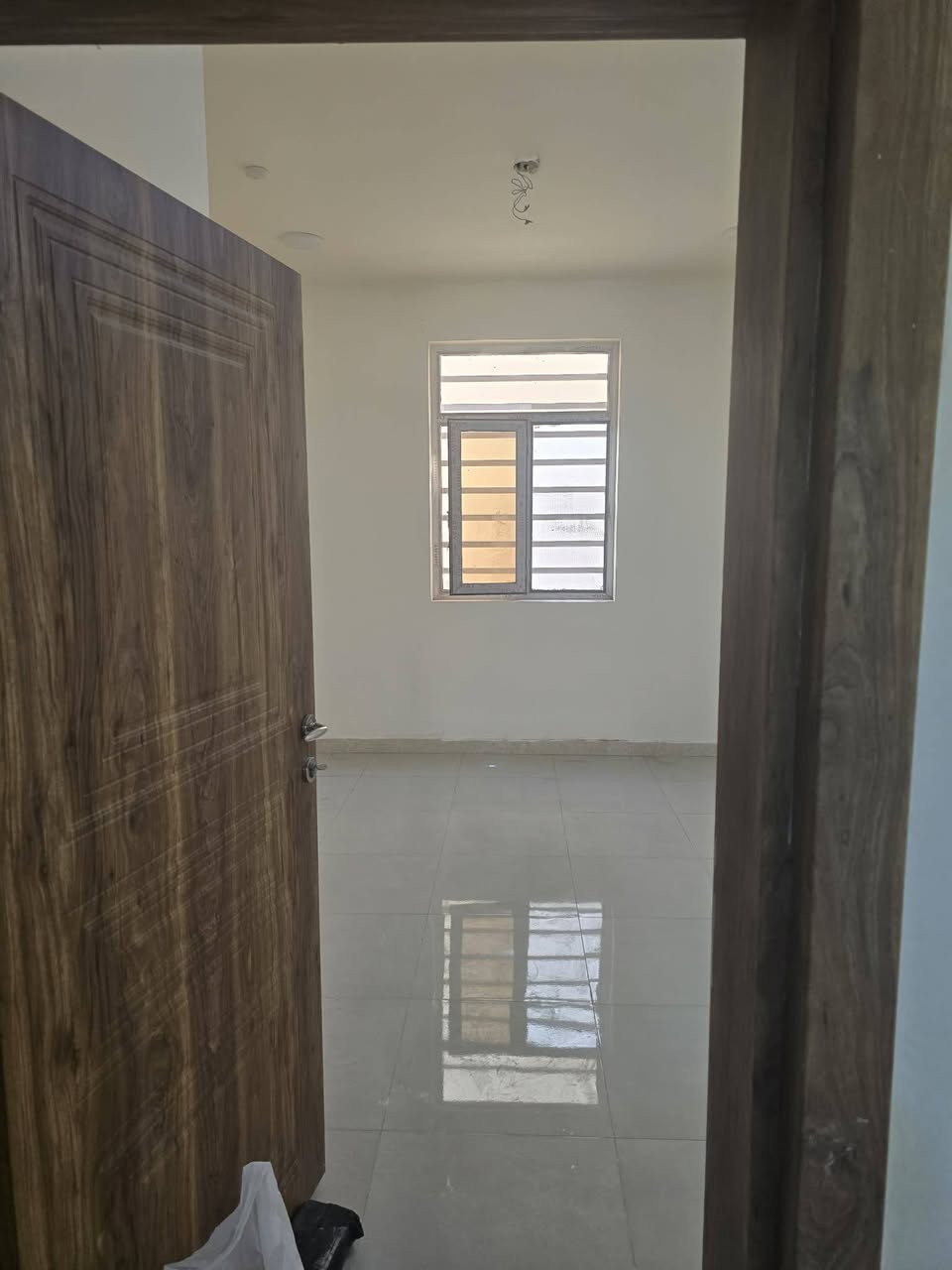 السلام عليكم 
بيت للايجار في مجمع الزيتون لوتكا طابق واحد غرفتين نوم و 3حمامات 

للاستفسار 
***********
