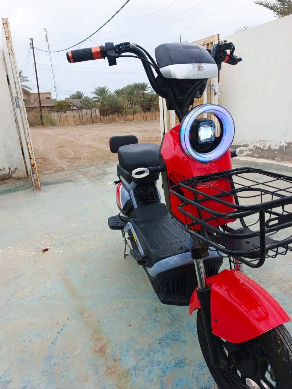 سلام عليكم بايسكل شحن سعره375وبي مجال نضافه60٪. اربع بطاريات 3سرعات غراضه كامله تايرات جدد بطاريات جدد شاحنته جديده البلوتوث يشغل يربط المكان سده الهنديه الرقم ***********
