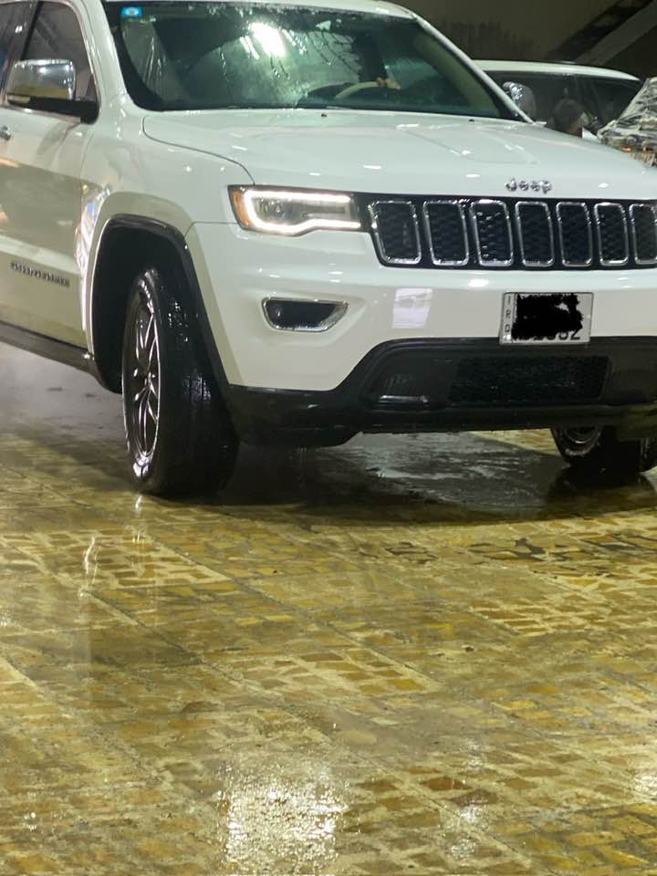 سلام عليكم ✋ جيب كراند شيروكي 2018 شكل 2022 جكات وارد أمريكي فول للمتد 
فتحه 
كشنات اثنين كهرباء 
جنطه كهرباء 
ويل 19 
سبير منازل 
لد امامي وخلفي 
يدات نيكل 
داخل جلد بيجي 
دفع رباعي 
كأمره 
محرك 3600 6 سندر 
محرك وكير برغي ممفتوح 
شواضي والغوده كله عله وضع شركه 
سياره مكفوله من بارد ول حار رصعات 
بيه 3 قطع صبغ و قطعتين كلير يعني بس 3 قطع  رقم بغداد دولي جديد
السعر : 220 بيه مجال للطيين  
للتواصل  ***********
